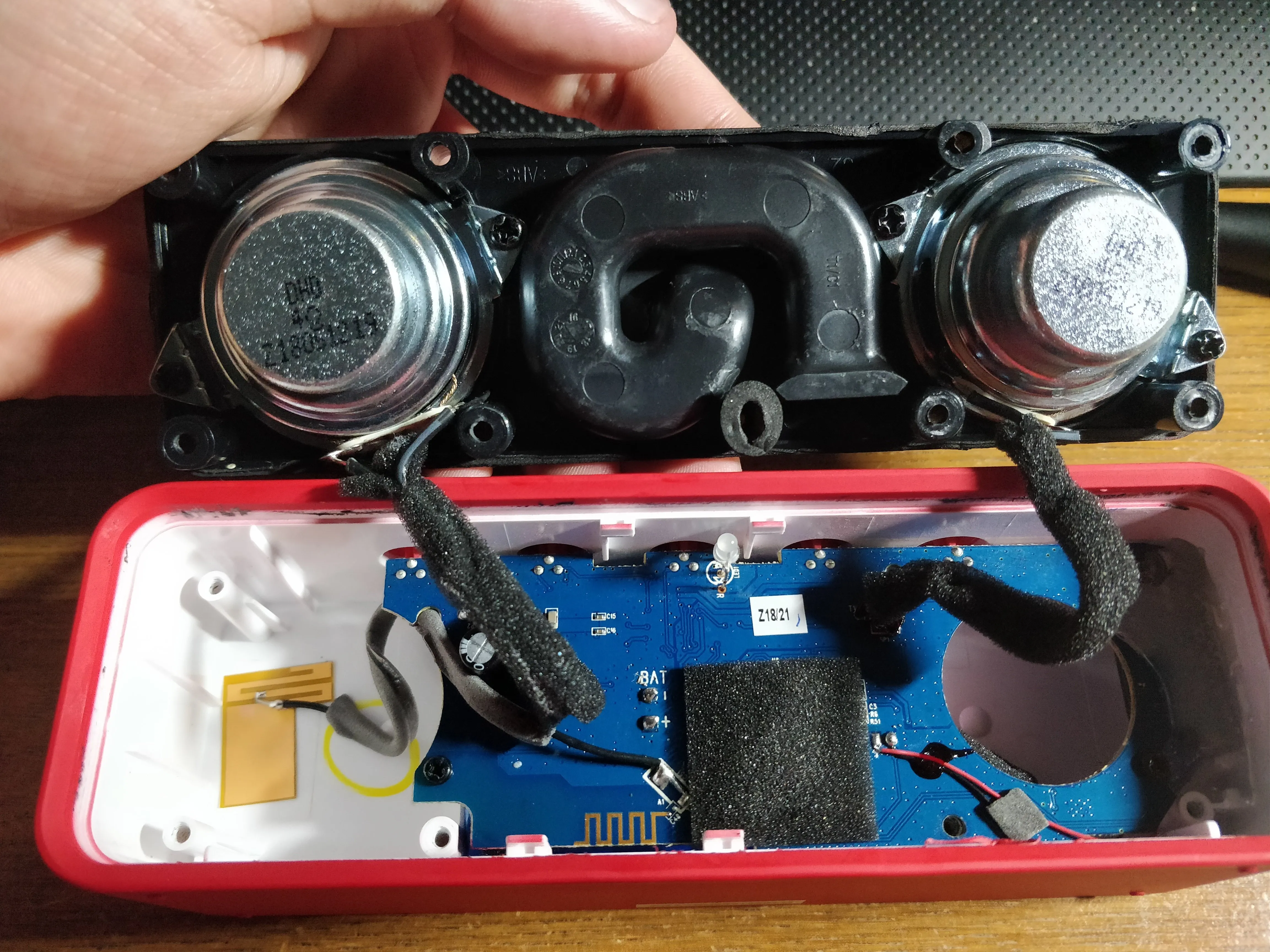 Anker Soundcore A3102 Partial Teardown: шаг 3, изображение 2 из 3