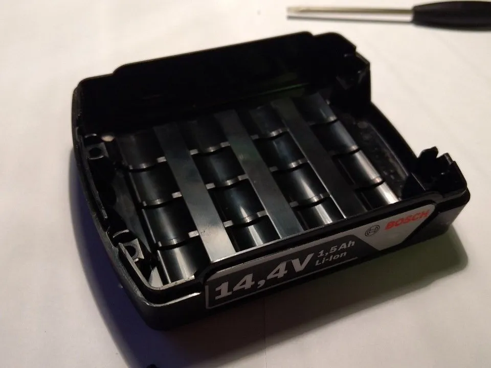 Аккумулятор Bosch GBA 14,4 В 1,5 Ач Разборка, нижняя крышка: шаг 5, изображение 1 из 1