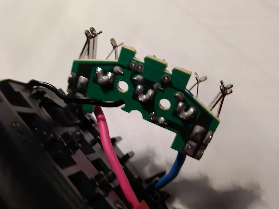 Аккумулятор Bosch GBA 14,4 В 1,5 Ач Разборка, печатная плата в деталях: шаг 6, изображение 2 из 2