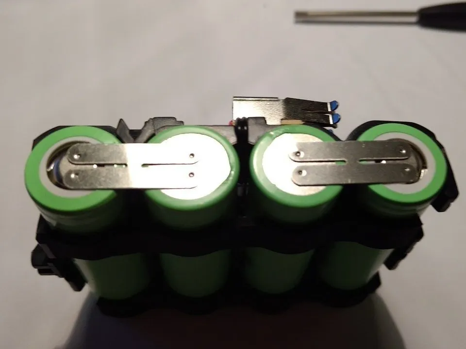 Аккумулятор Bosch GBA 14,4 В 1,5 Ач Разборка, оставшиеся детали: шаг 7, изображение 1 из 3