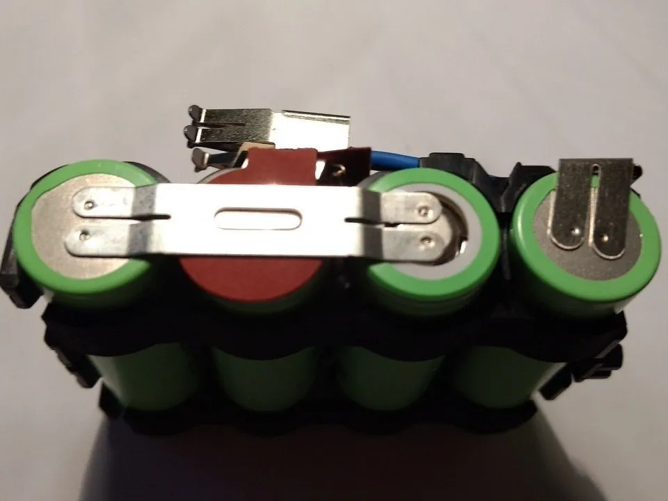 Аккумулятор Bosch GBA 14.4V 1.5Ah Разборка, оставшиеся детали: шаг 7, изображение 2 из 3