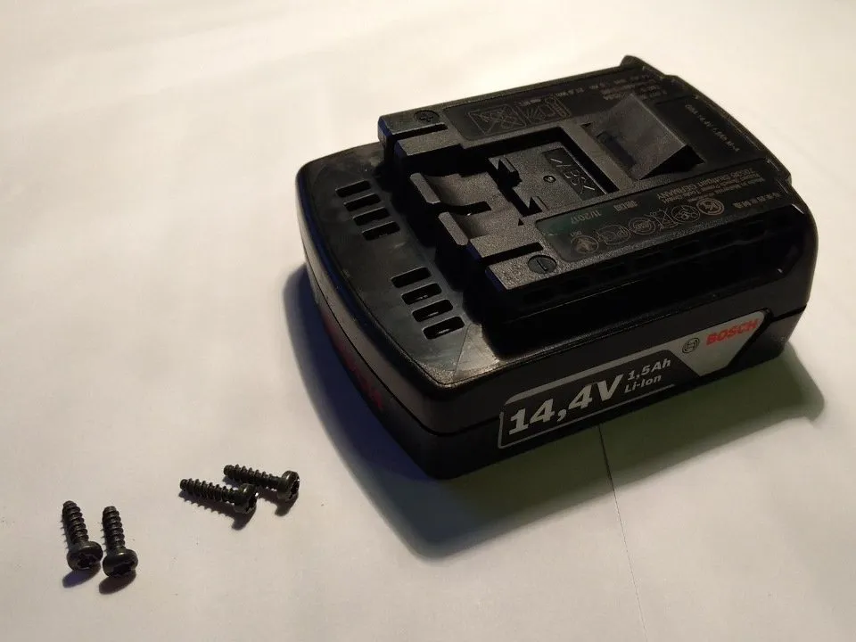 Аккумулятор Bosch GBA 14,4 В 1,5 Ач Разборка: шаг 3, изображение 1 из 3