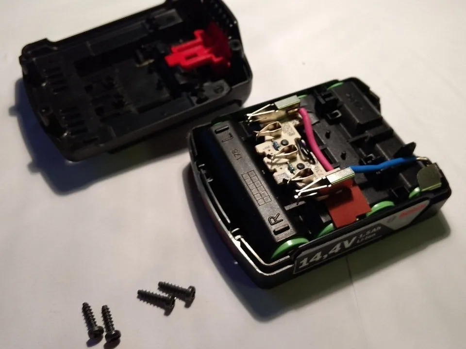 Аккумулятор Bosch GBA 14,4 В 1,5 Ач Разборка: шаг 3, изображение 2 из 3