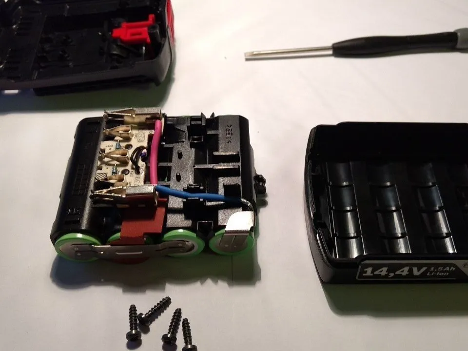 Аккумулятор Bosch GBA 14,4 В 1,5 Ач Разборка: шаг 3, изображение 3 из 3