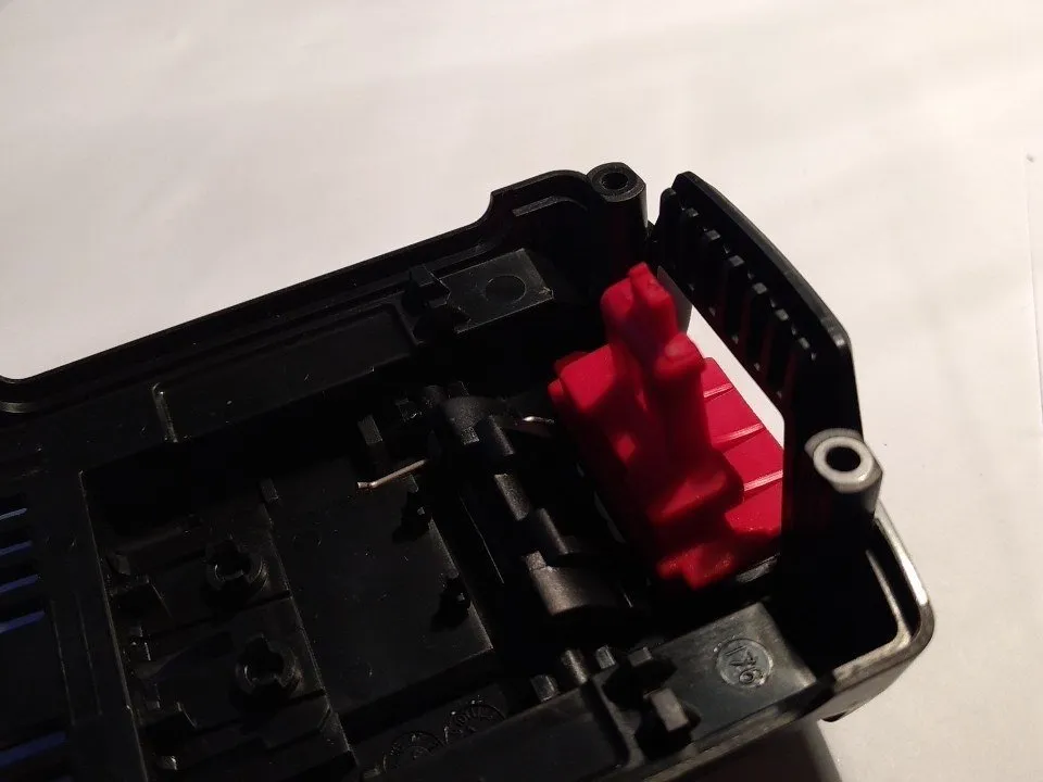 Аккумулятор Bosch GBA 14,4 В 1,5 Ач Разборка, разборка верхней крышки: шаг 4, изображение 1 из 3