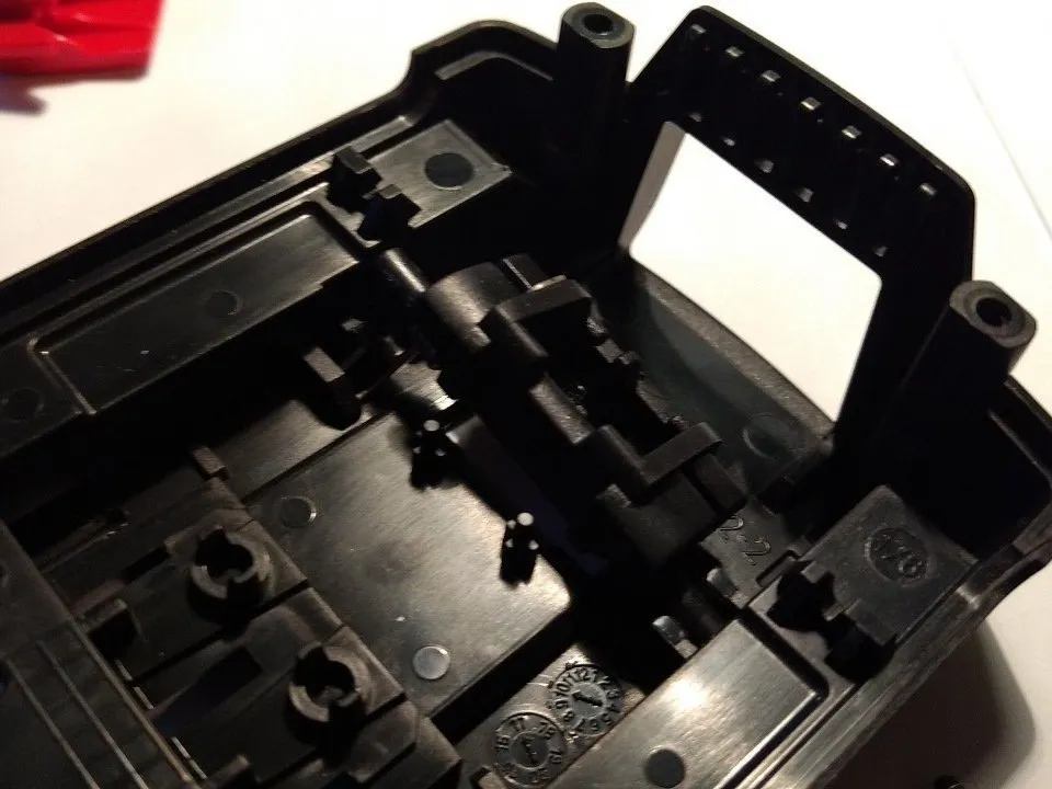 Аккумулятор Bosch GBA 14,4V 1,5Ah Разборка, разборка верхней крышки: шаг 4, изображение 2 из 3