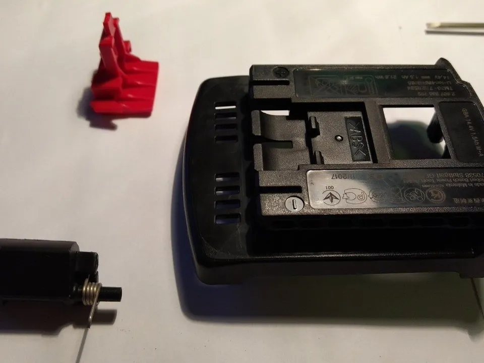 Аккумулятор Bosch GBA 14,4V 1,5Ah Разборка, разборка верхней крышки: шаг 4, изображение 3 из 3