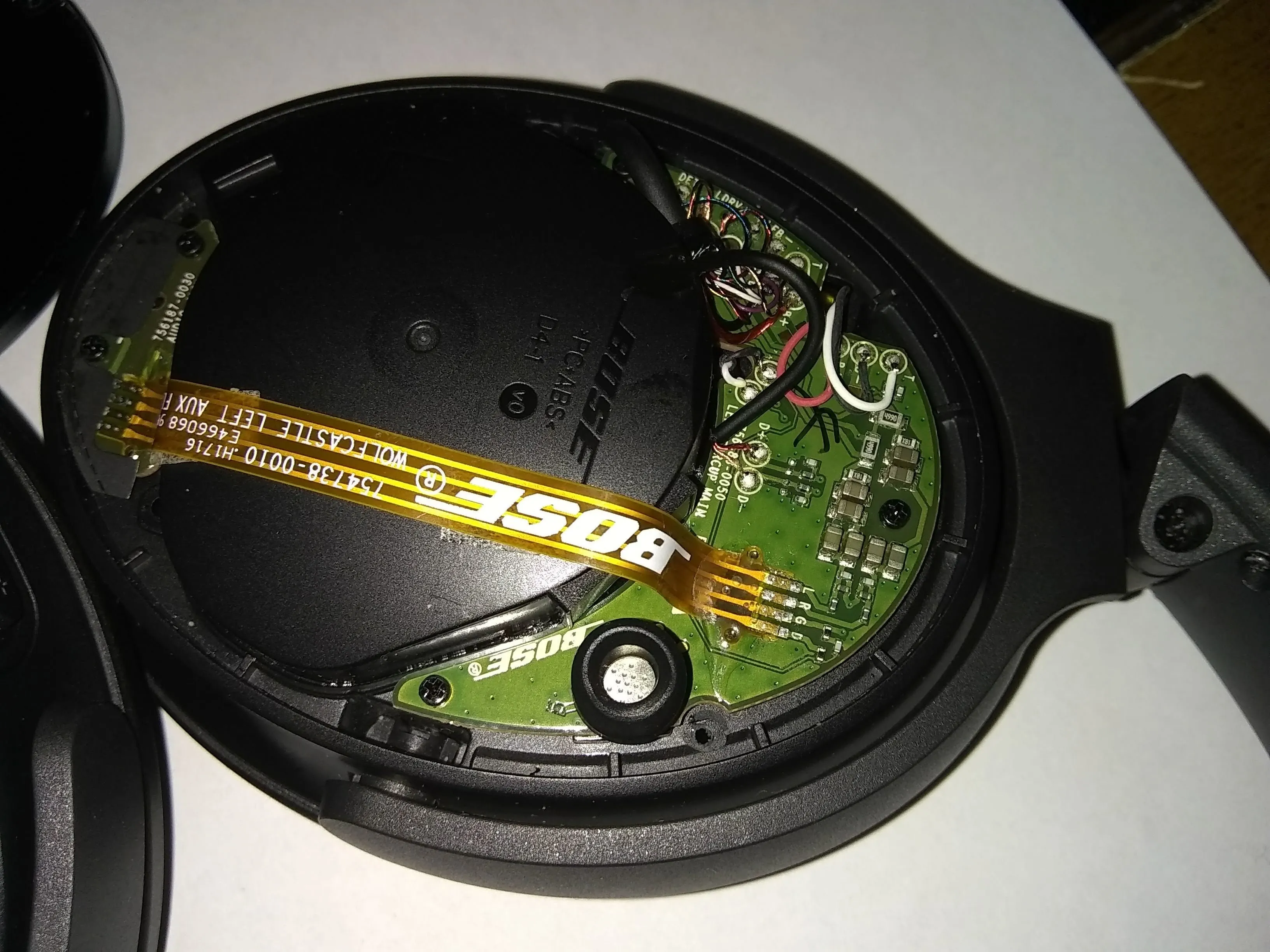 Bose QuietComfort 35 PARTIAL Teardown, левая сторона: шаг 7, изображение 2 из 2