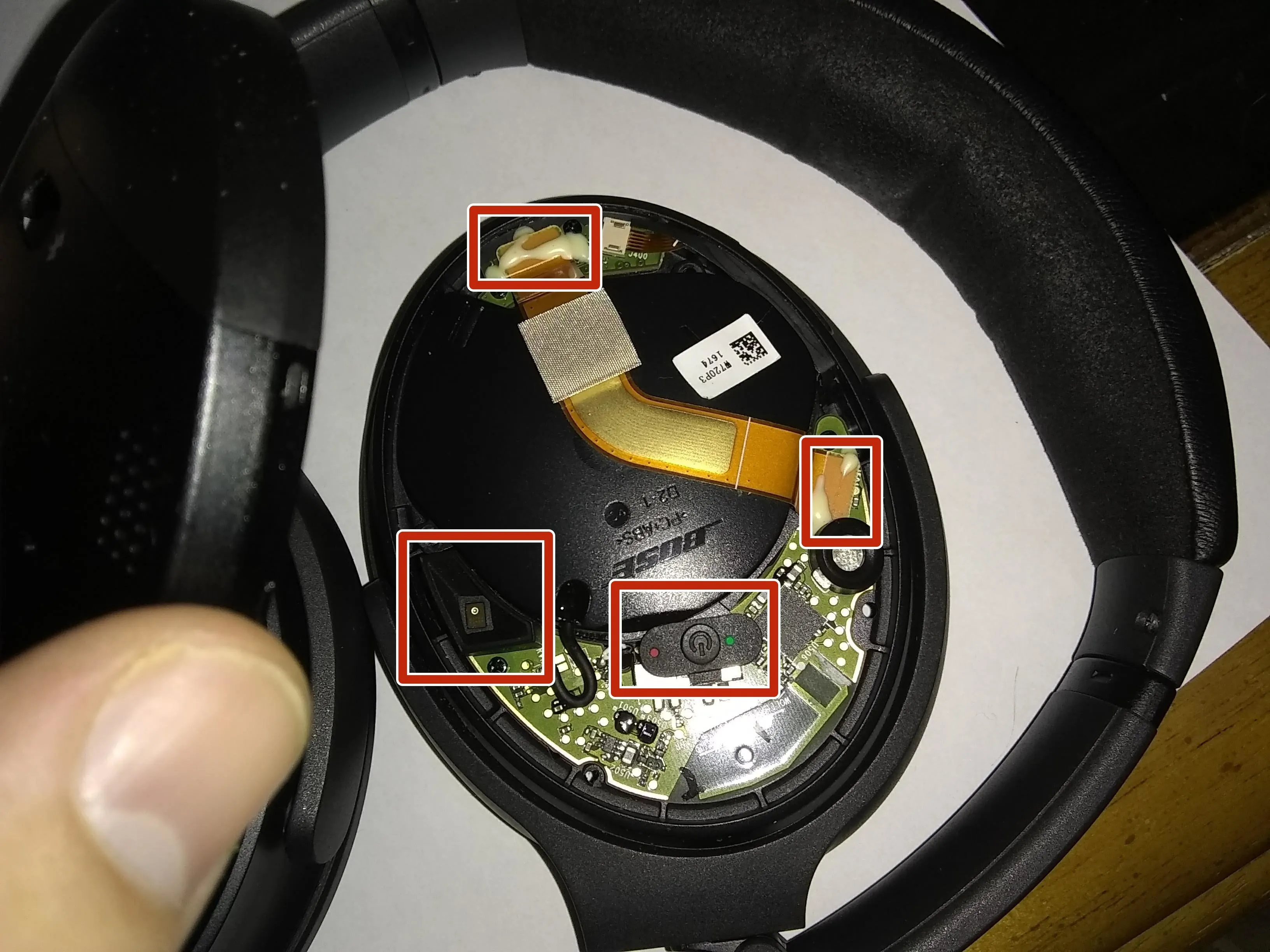 Bose QuietComfort 35 PARTIAL Teardown: шаг 3, изображение 2 из 3