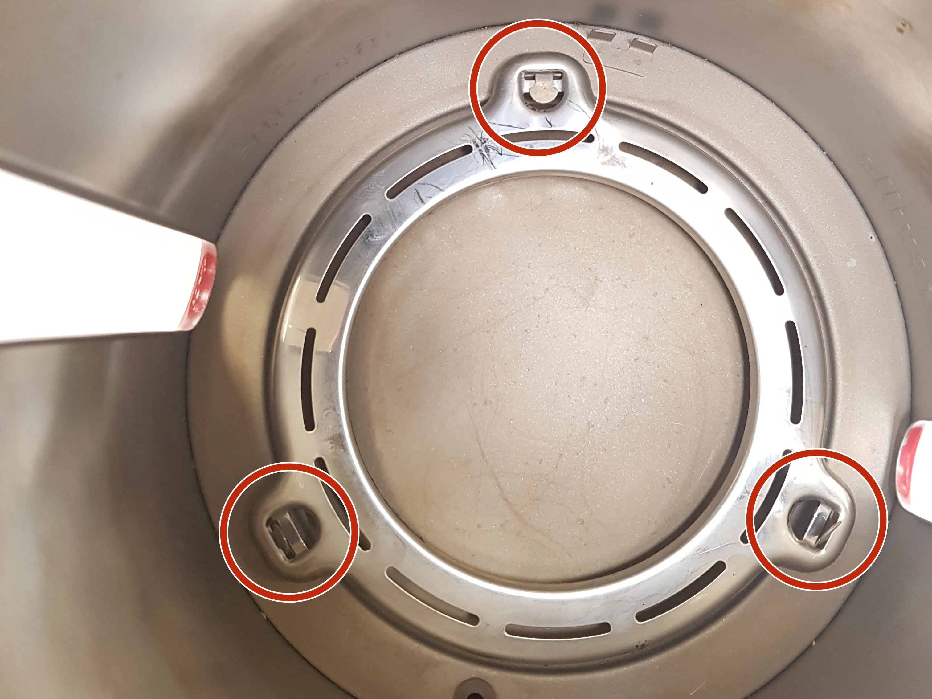 Breville Smart Kettle BKE825 разборка, снятие диспенсера нагрева: шаг 9, изображение 1 из 2