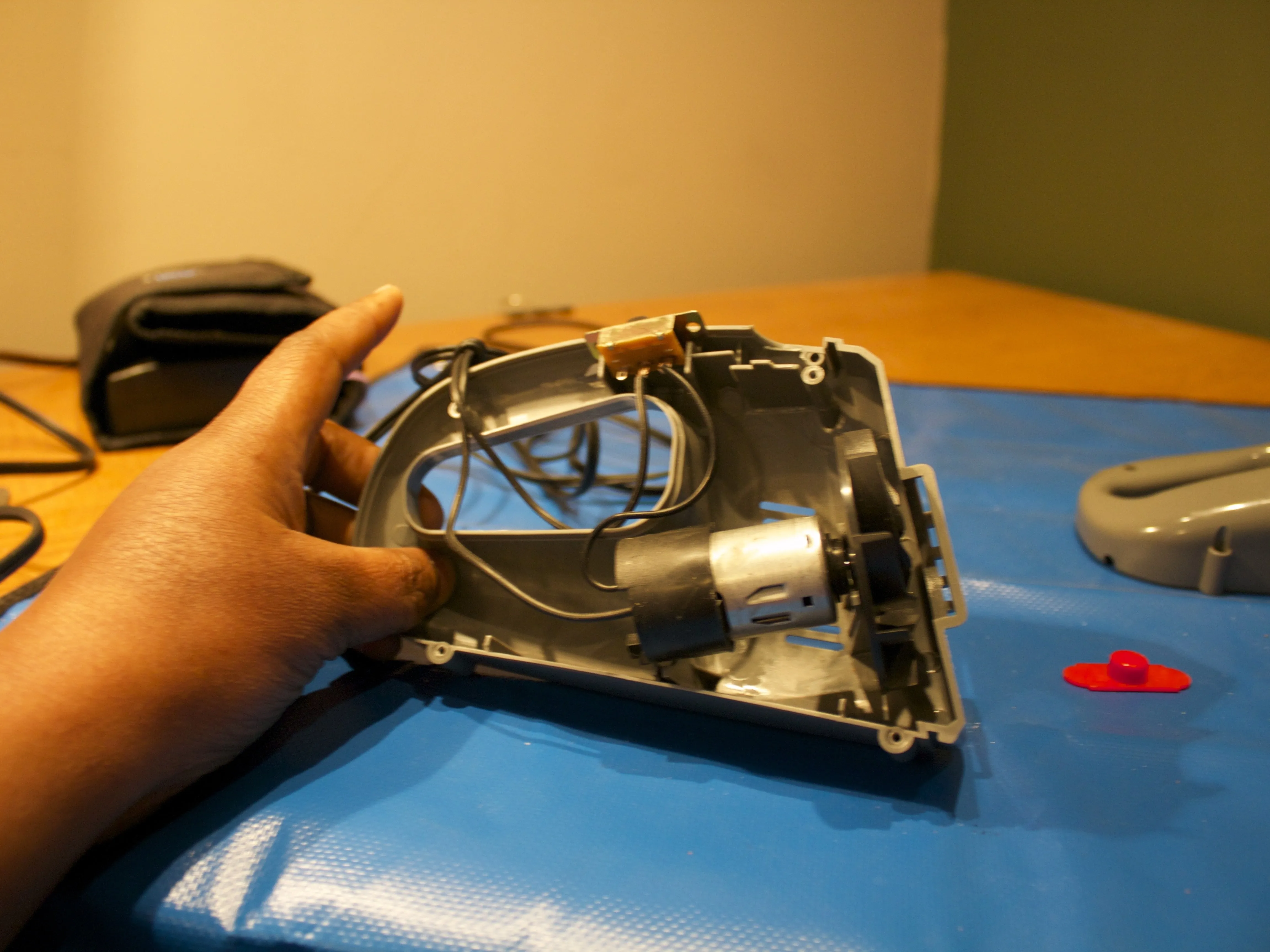 Car and Drivers Auto HandHeld Vacuum Bagless Teardown: шаг 3, изображение 2 из 3