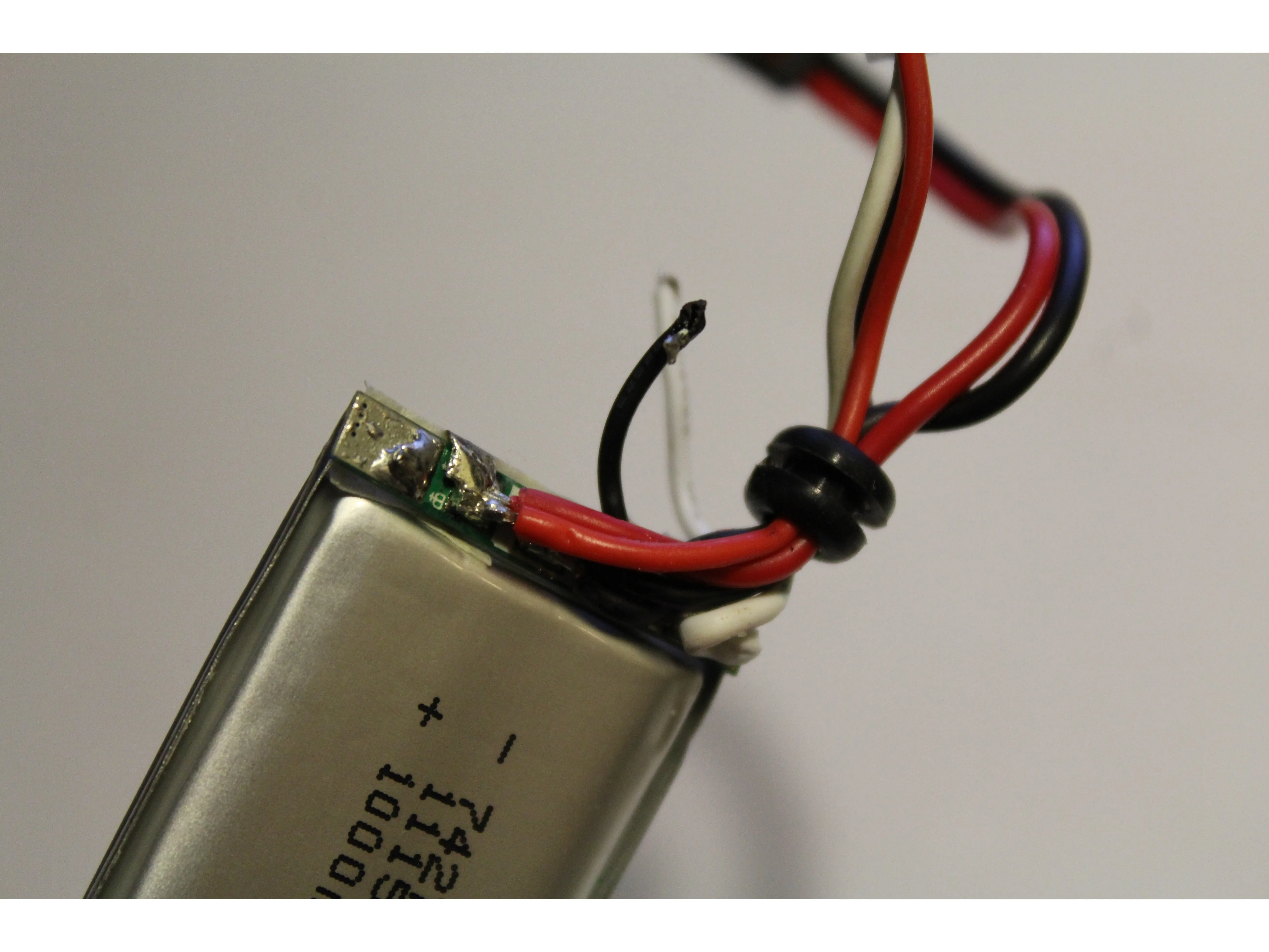 Разбор аккумулятора Fatshark FPV Headset 1000mah, отпаивание второго элемента: шаг 4, изображение 1 из 3