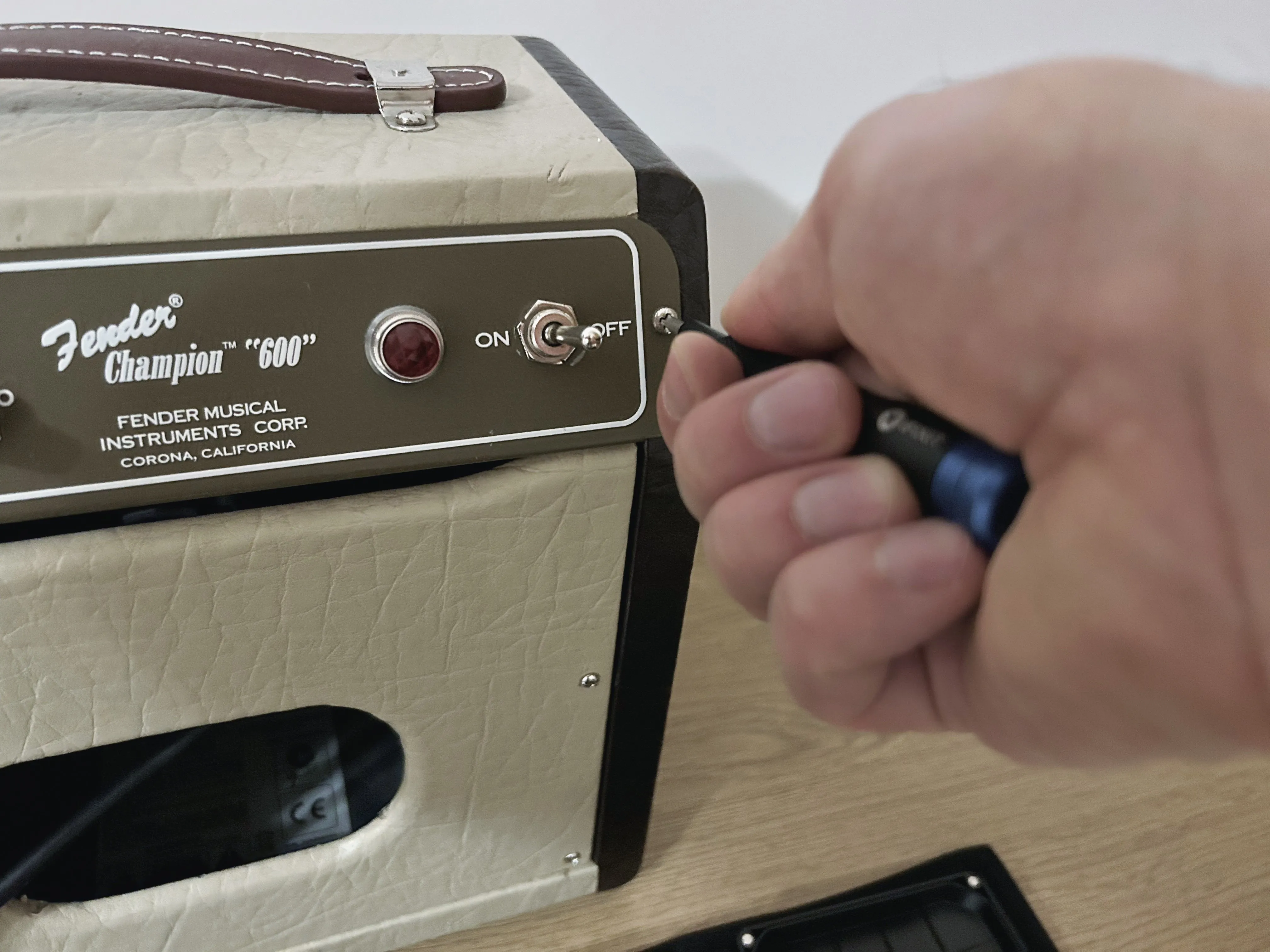 Fender Champion 600 Teardown: шаг 2, изображение 2 из 3
