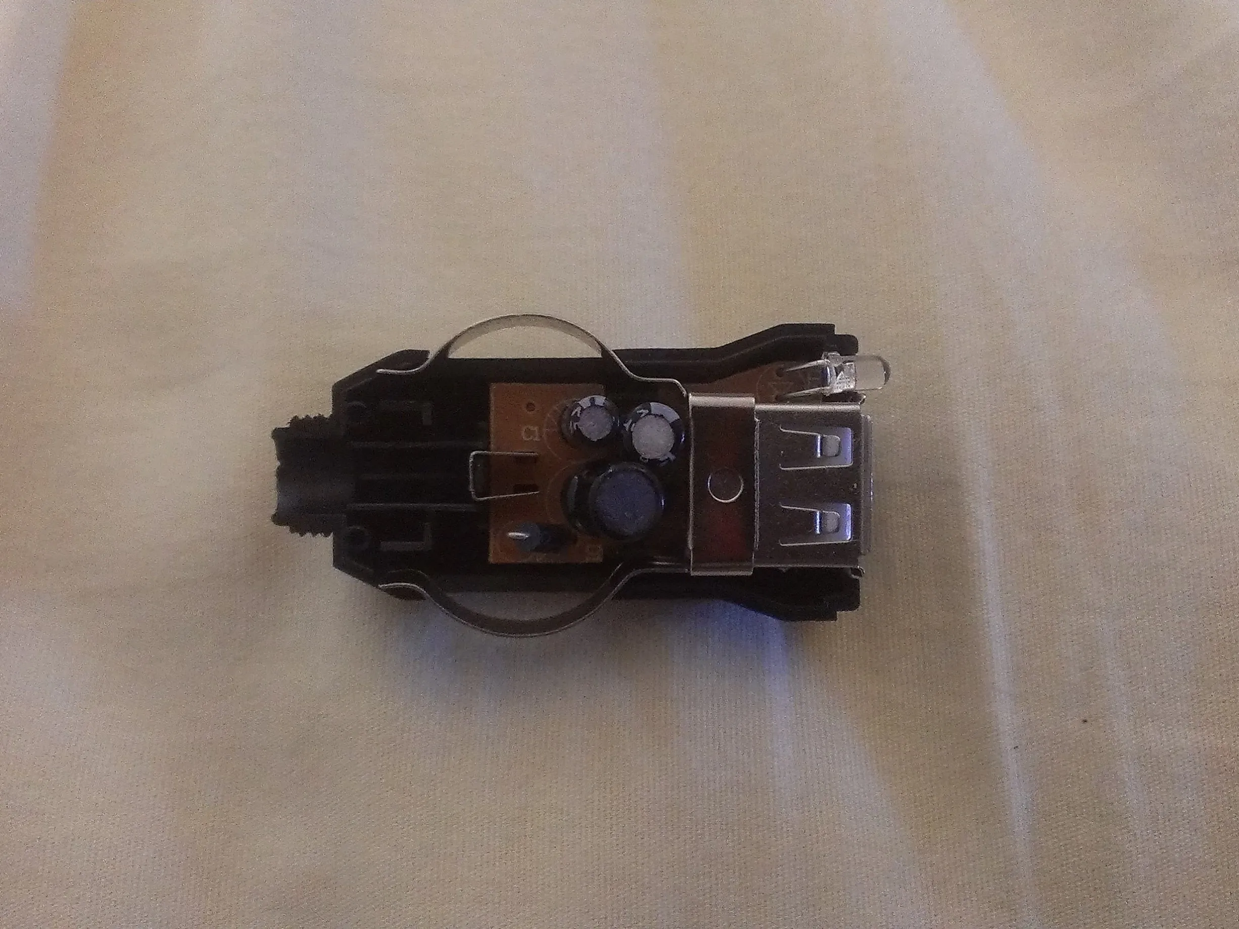 Разборка автомобильного зарядного устройства Generic 1A USB: шаг 4, изображение 1 из 3