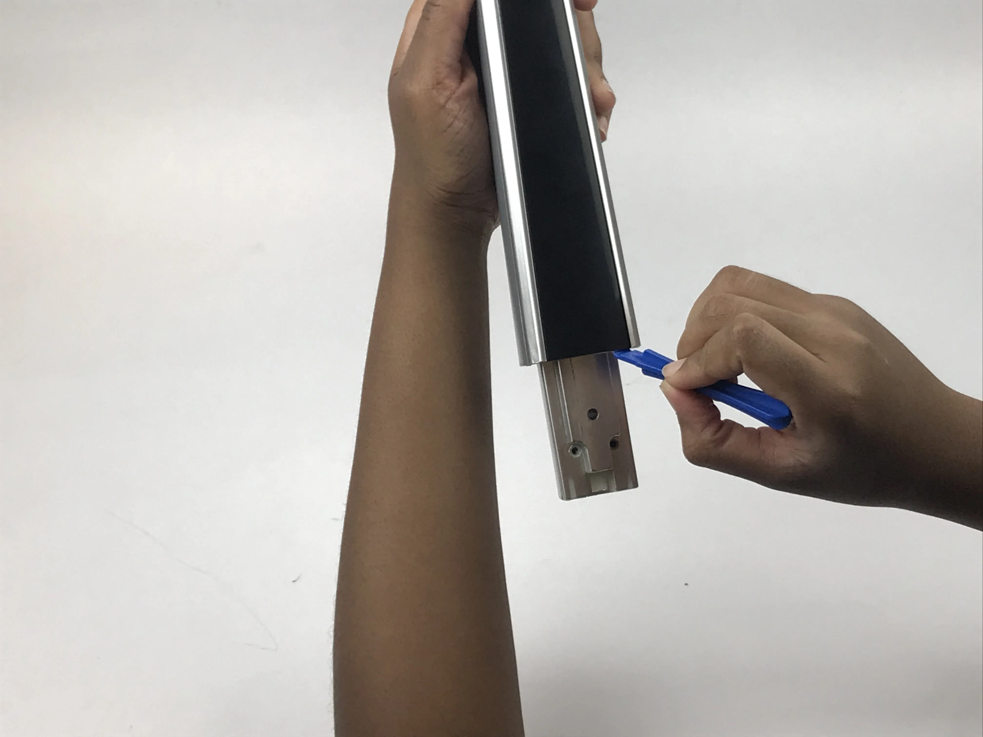 Разбор ручки пылесоса LiNX: шаг 4, изображение 1 из 2