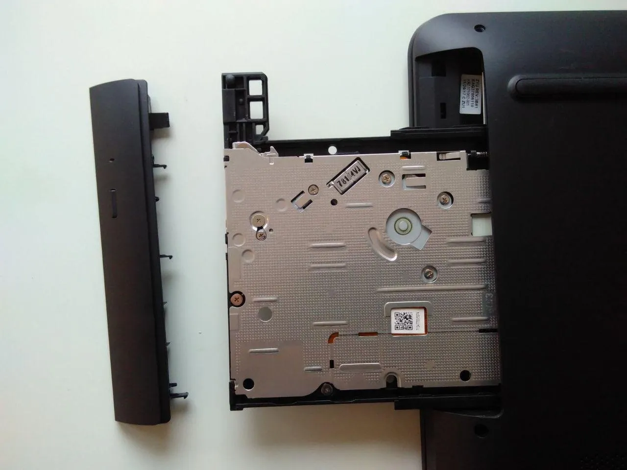 HP Pavillon Notebook 17-ab303ng Teardown, HP Pavillon Notebook 17-ab303ng Teardown: шаг 1, изображение 2 из 3