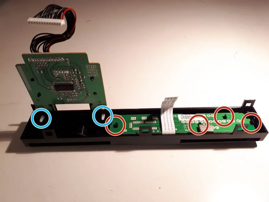 Разборка Humax IRHD 5000C, разборка передней панели: шаг 4, изображение 1 из 3