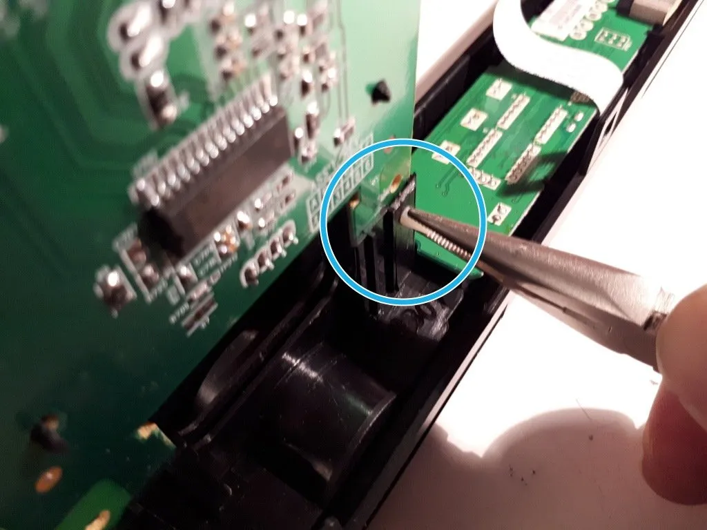 Humax IRHD 5000C Разборка, разборка передней панели: шаг 4, изображение 2 из 3