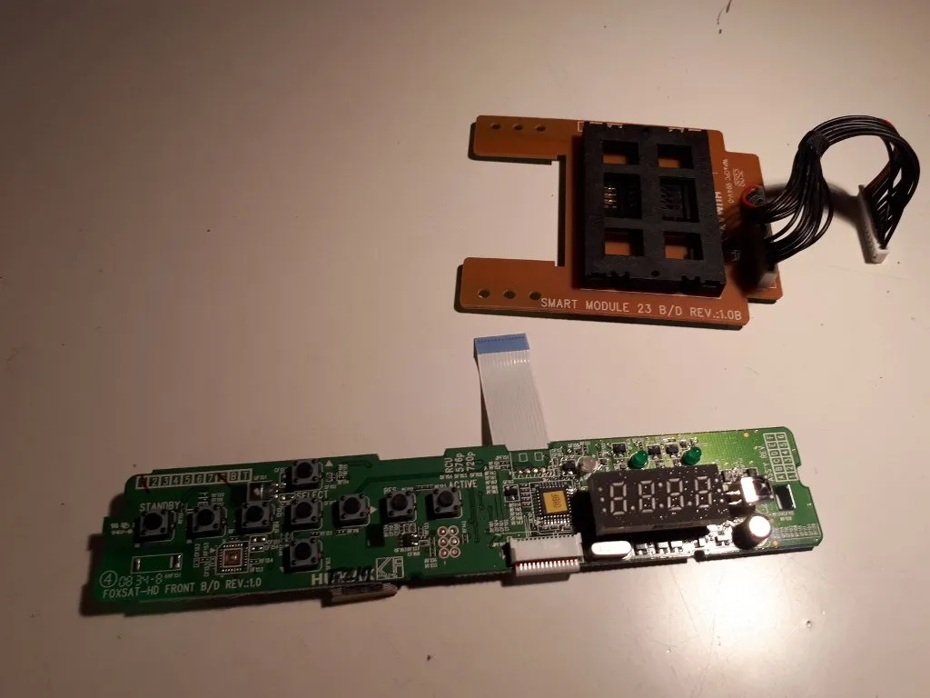 Humax IRHD 5000C Разборка, разборка передней панели: шаг 4, изображение 3 из 3