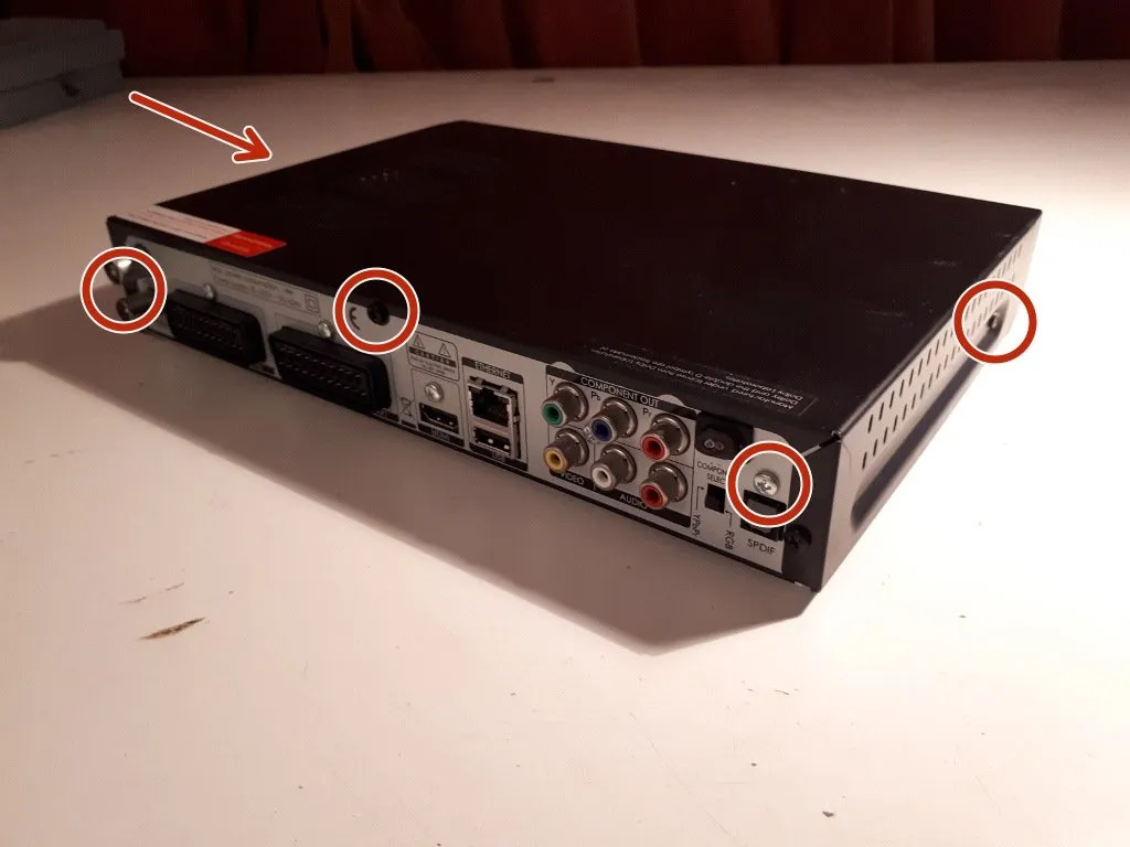 Разборка Humax IRHD 5000C, открываем корпус: шаг 1, изображение 1 из 2