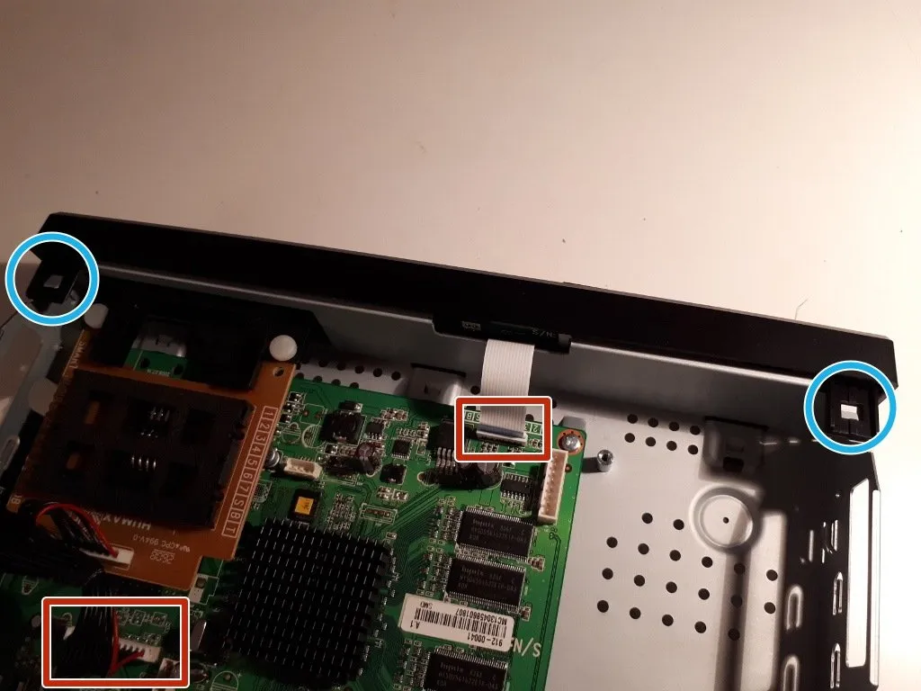 Разборка Humax IRHD 5000C, снятие передней панели: шаг 3, изображение 1 из 2