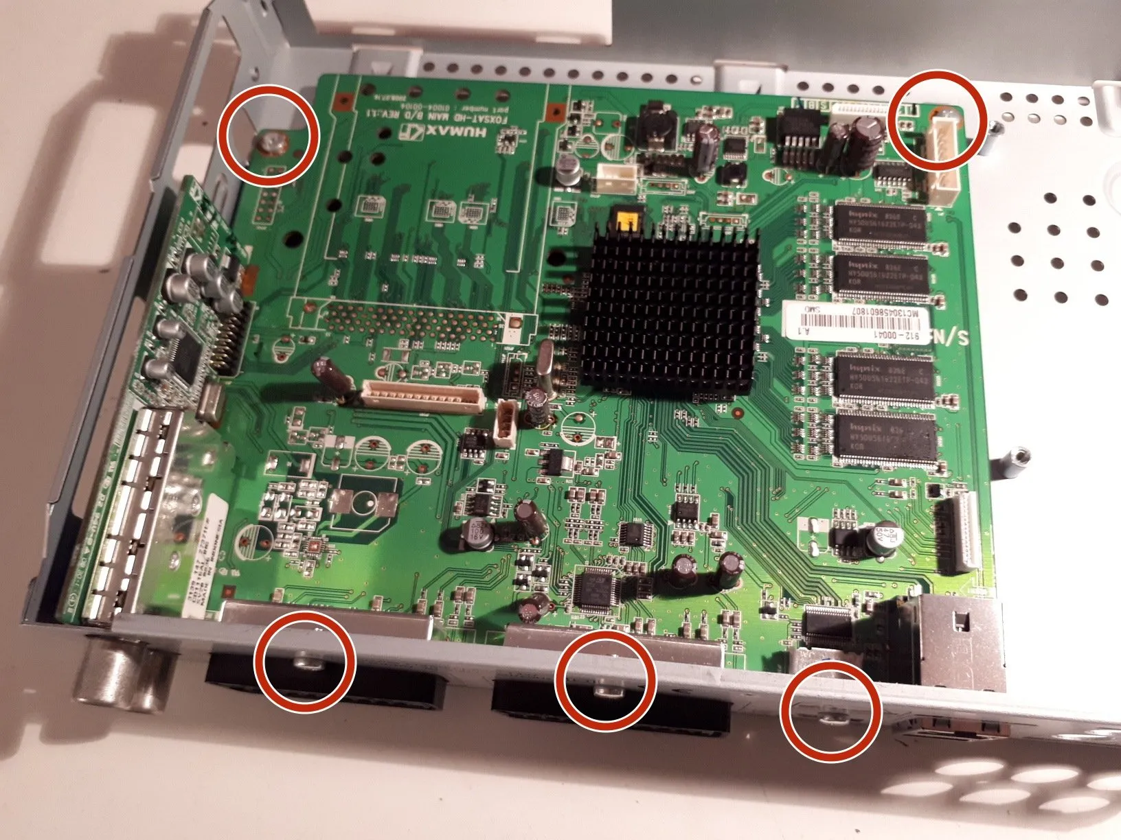 Разборка Humax IRHD 5000C, извлечение основной платы: шаг 5, изображение 1 из 2