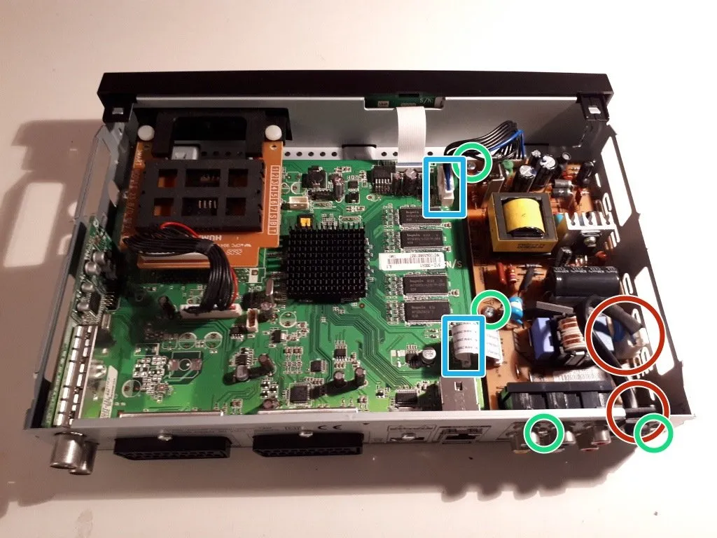 Разборка Humax IRHD 5000C, извлечение блока питания: шаг 2, изображение 1 из 2