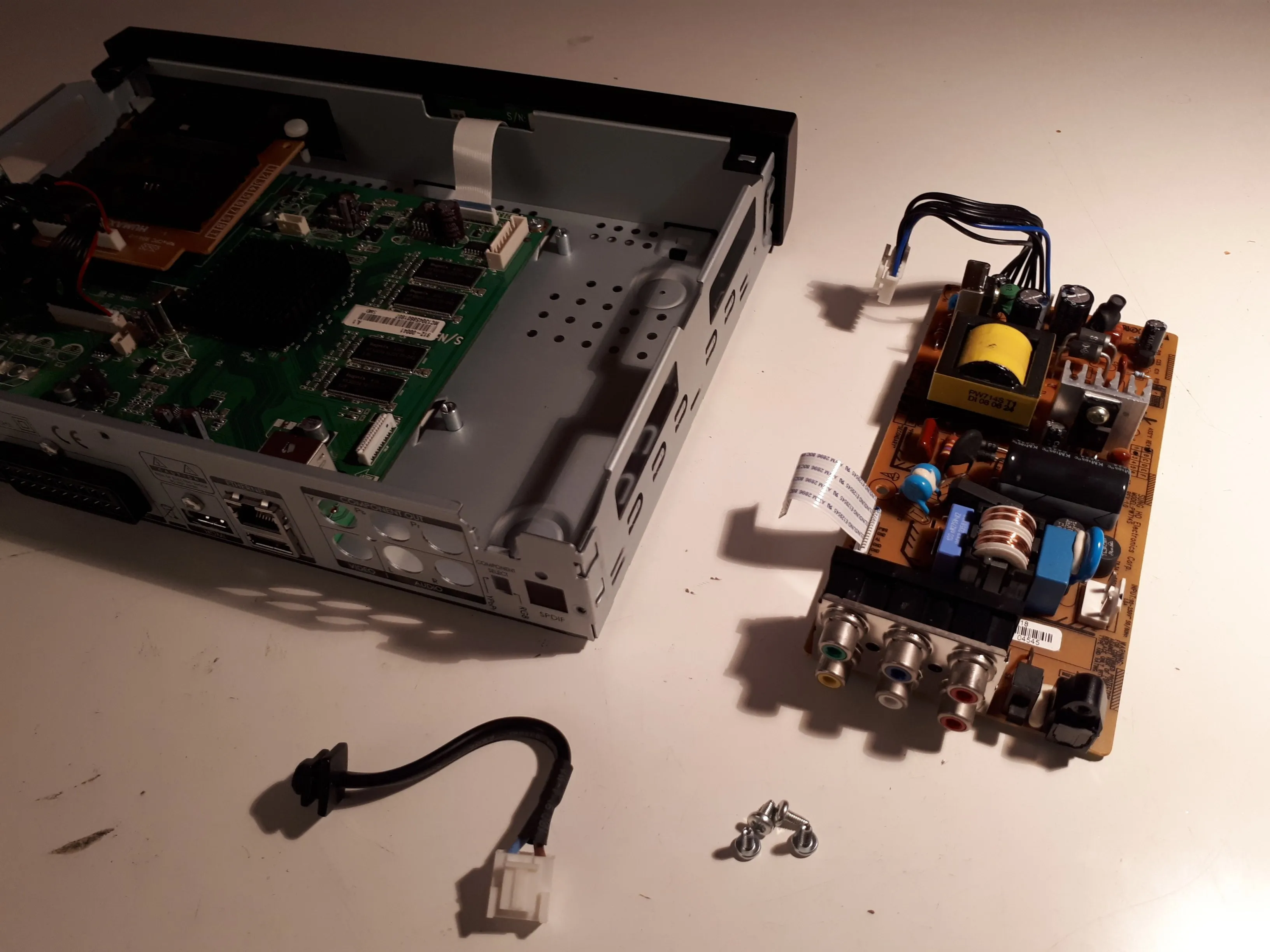 Humax IRHD 5000C Разборка, извлечение блока питания: шаг 2, изображение 2 из 2