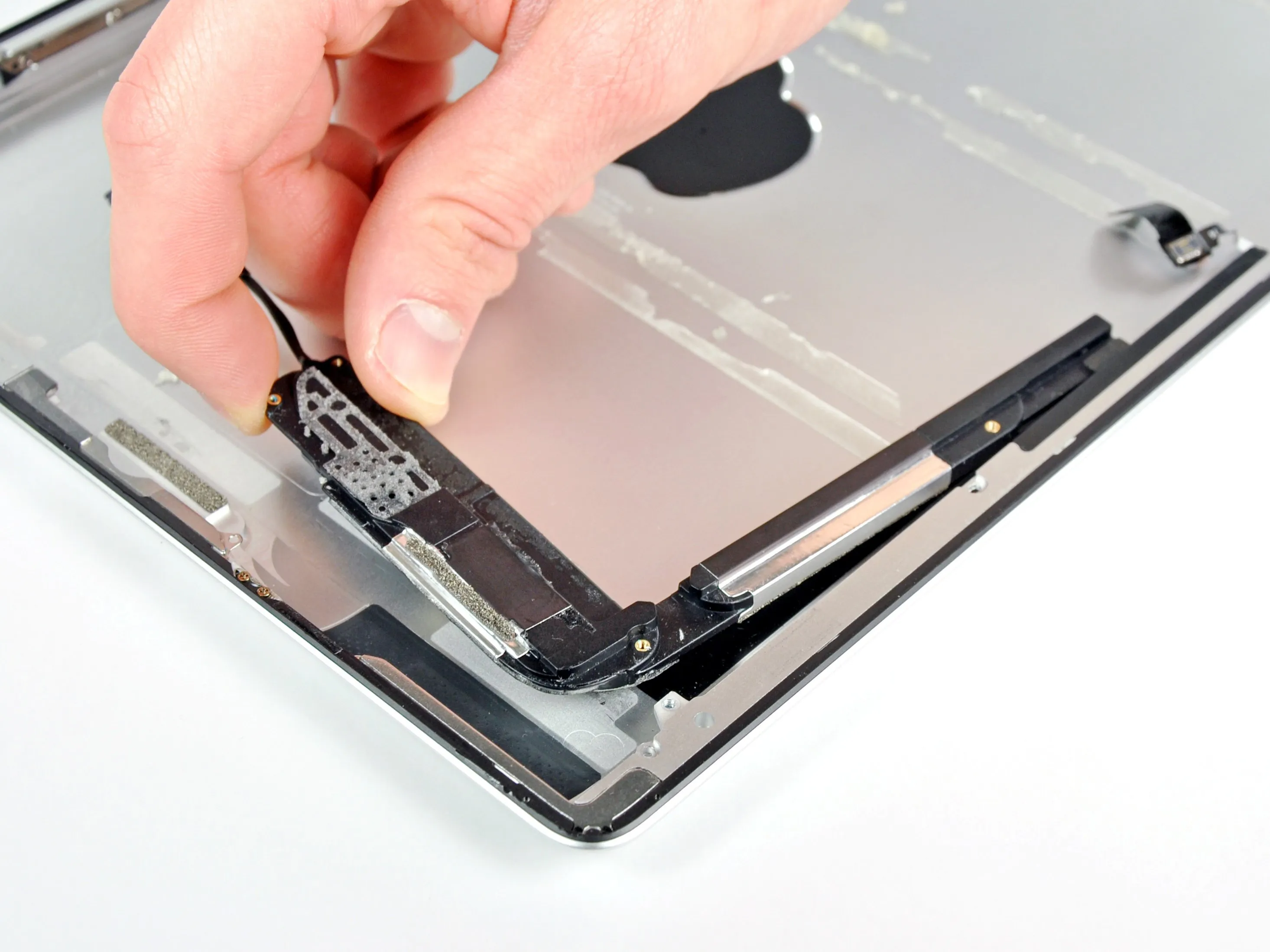 Разборка iPad 2 Wi-Fi EMC 2415: шаг 22, изображение 2 из 3