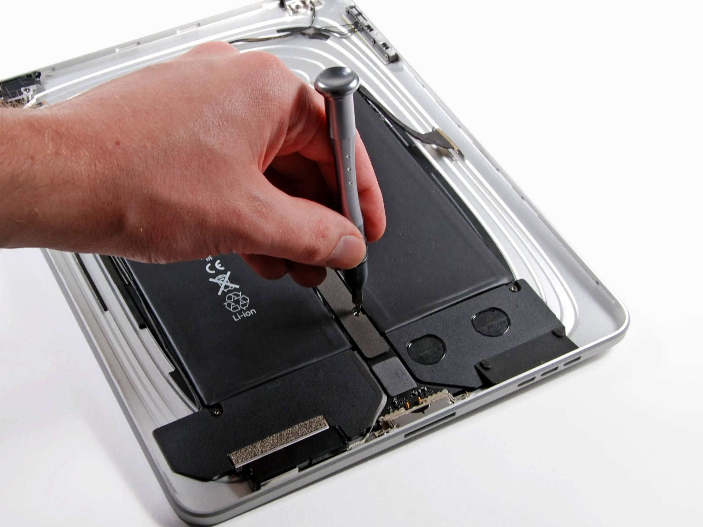 Разборка iPad Wi-Fi: шаг 17, изображение 1 из 3