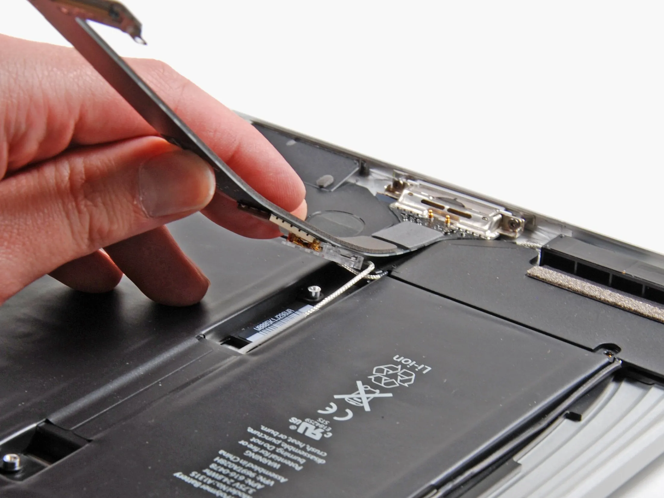 Разборка iPad Wi-Fi: шаг 17, изображение 2 из 3