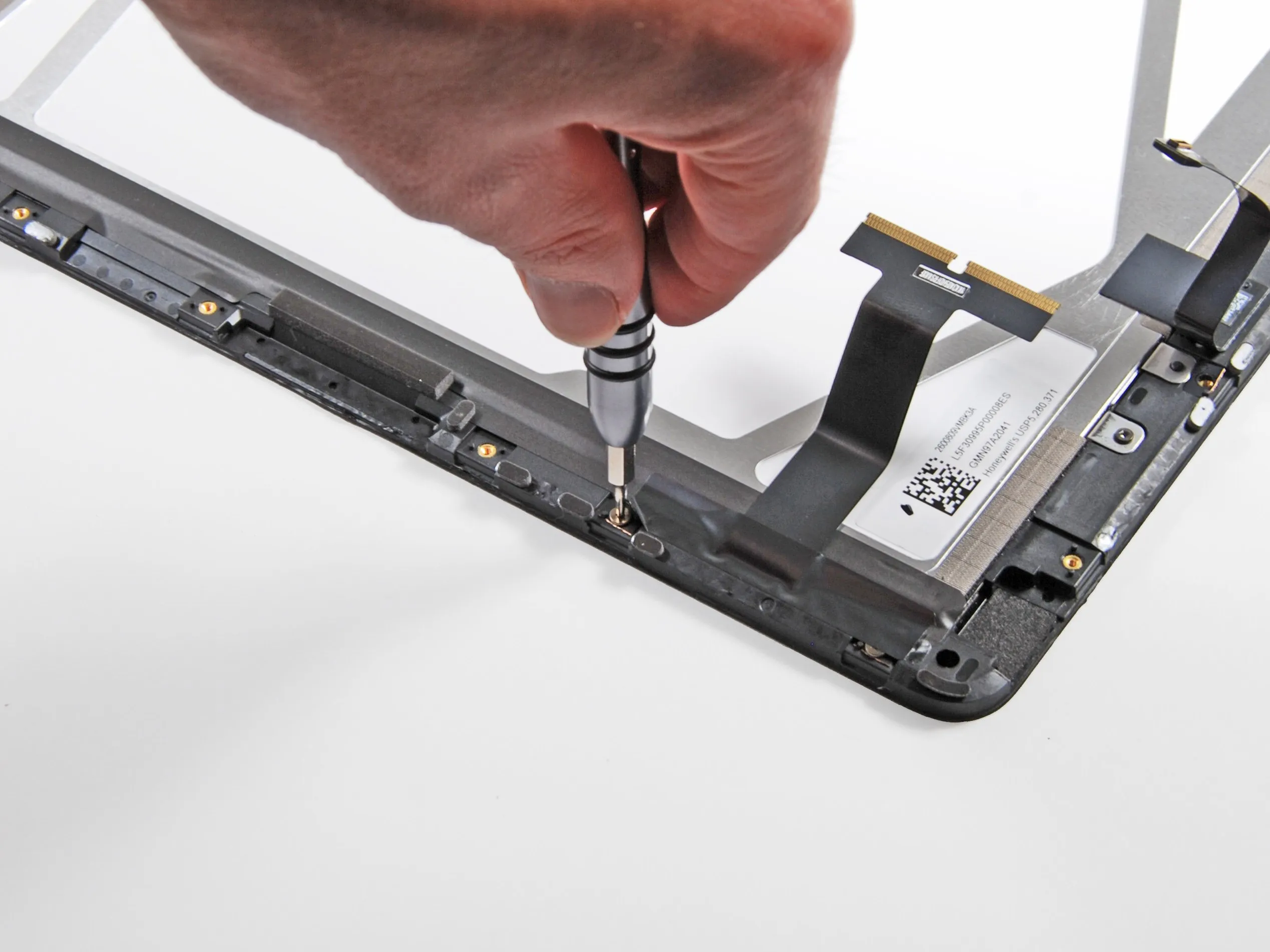 Разборка iPad Wi-Fi: шаг 25, изображение 2 из 3