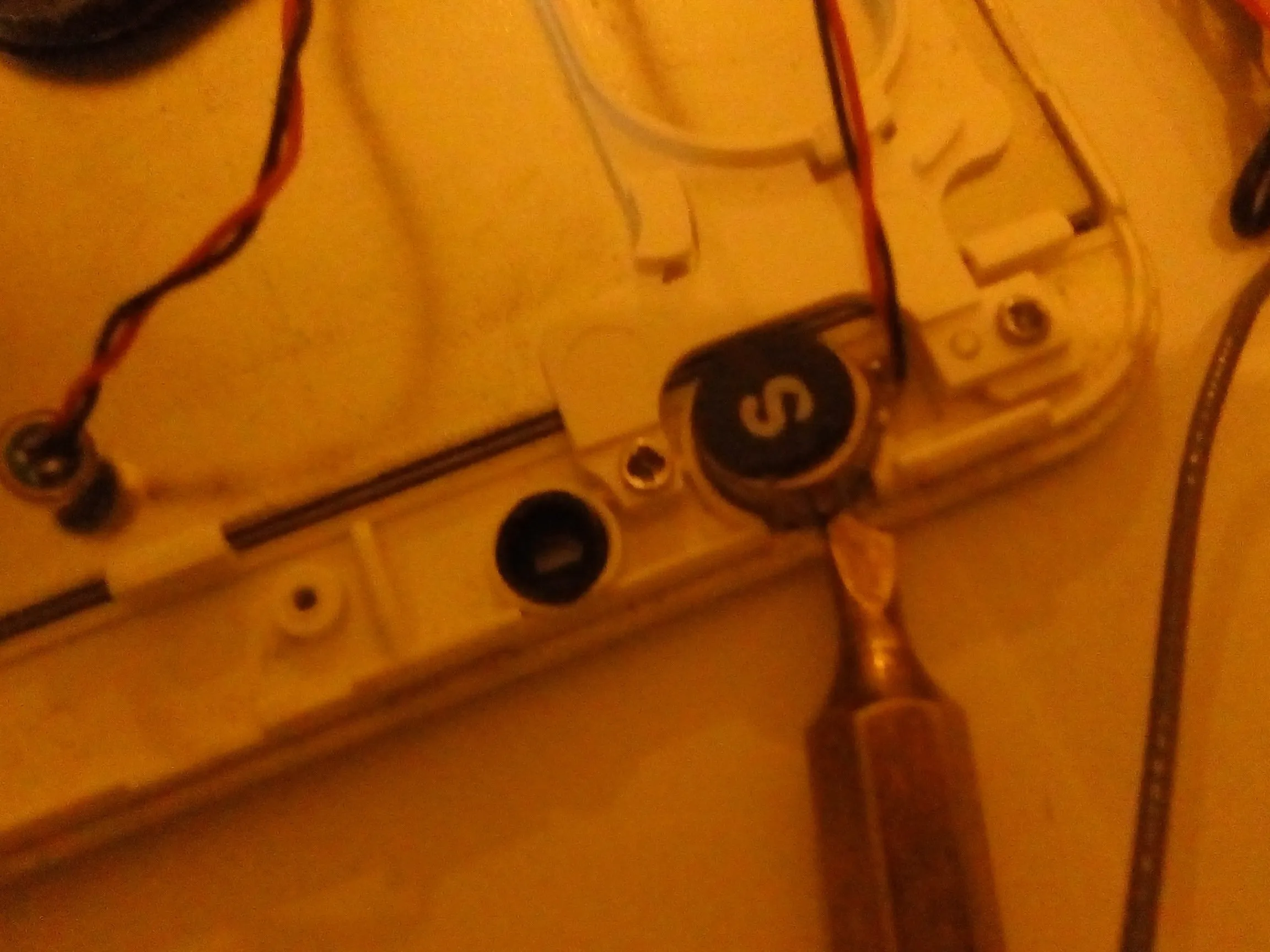 Разборка планшета Kocaso Tablet Sofia 70, антенна, динамик, микрофон + вибромотор: шаг 7, изображение 1 из 2