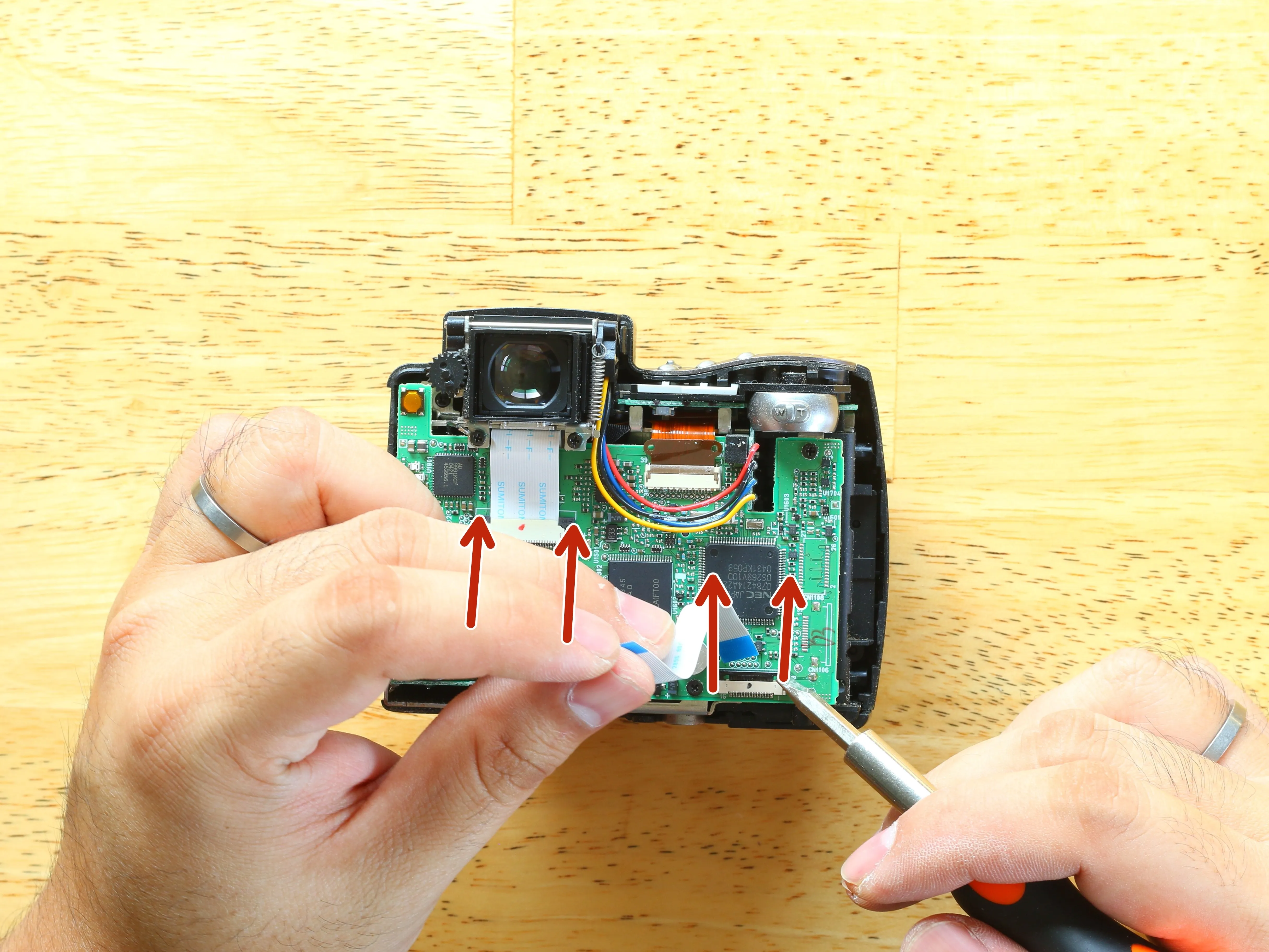 Kodak EasyShare DX7590 Teardown, извлечение основной платы: шаг 7, изображение 1 из 3