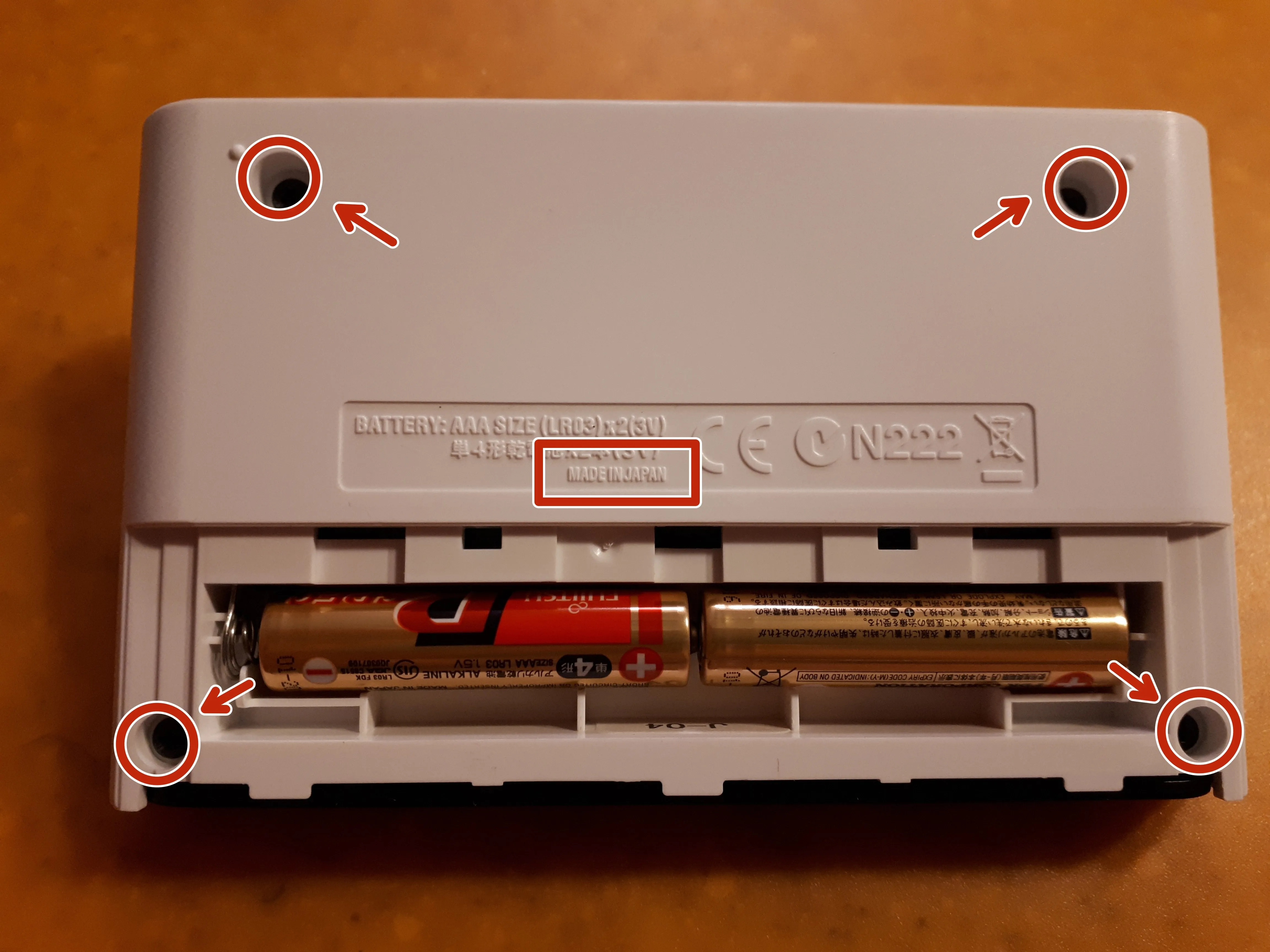 KORG Monotron Teardown, открытие: шаг 2, изображение 1 из 3