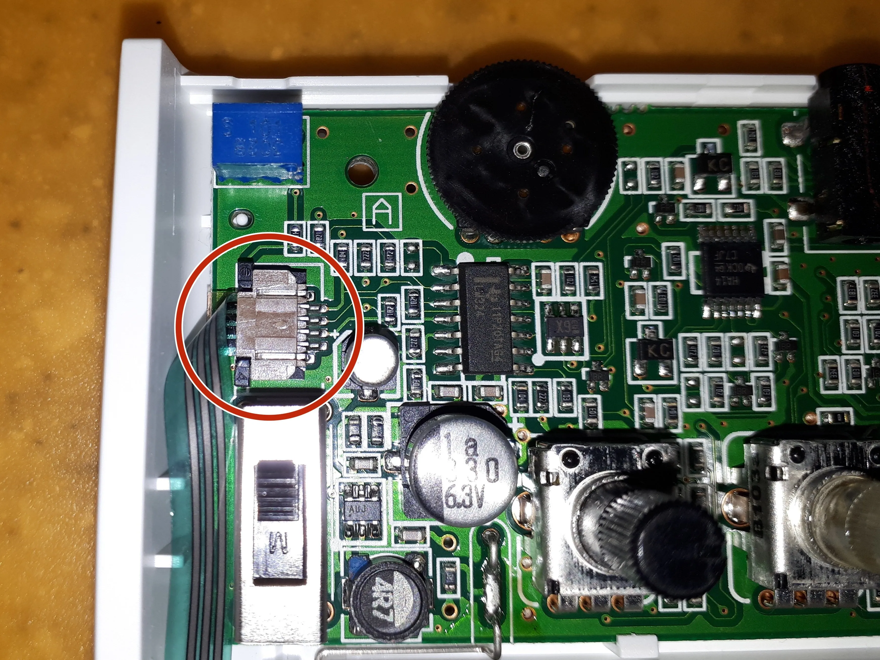 KORG Monotron Teardown, извлечение разъемов: шаг 3, изображение 2 из 3