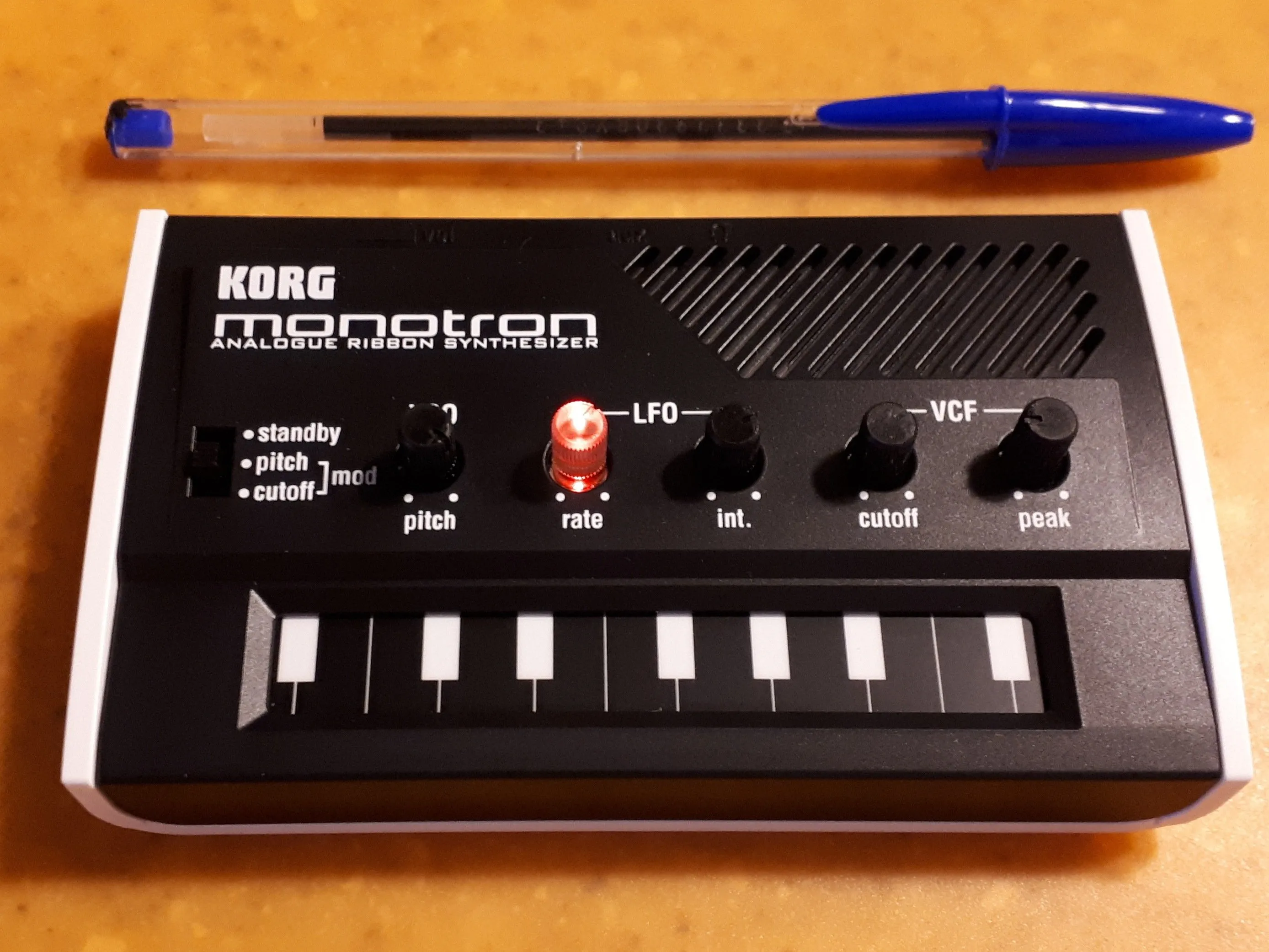 KORG Monotron Teardown, The KORG Monotron: шаг 1, изображение 2 из 3