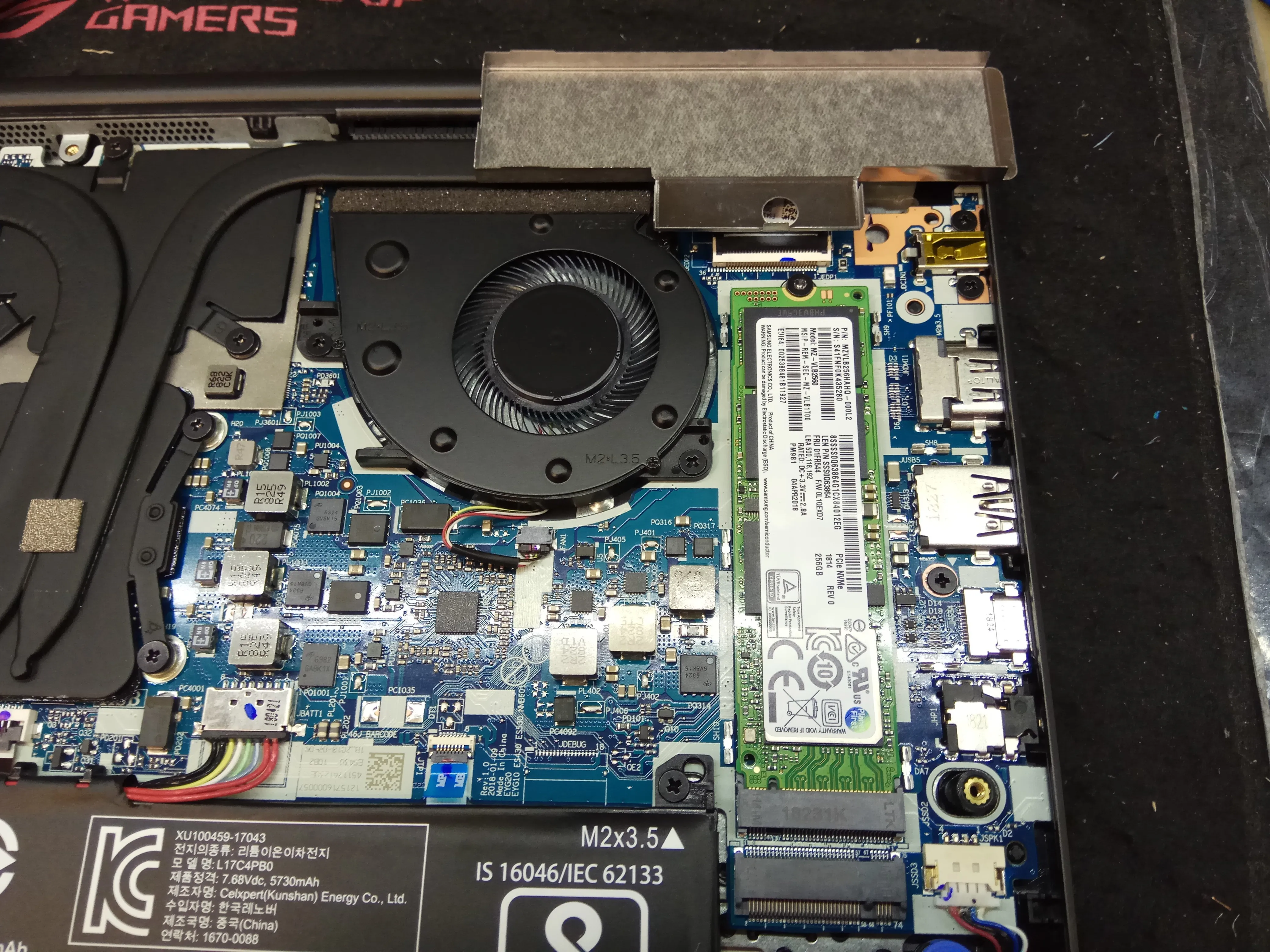 Lenovo IdeaPad 530S Teardown: шаг 2, изображение 2 из 3