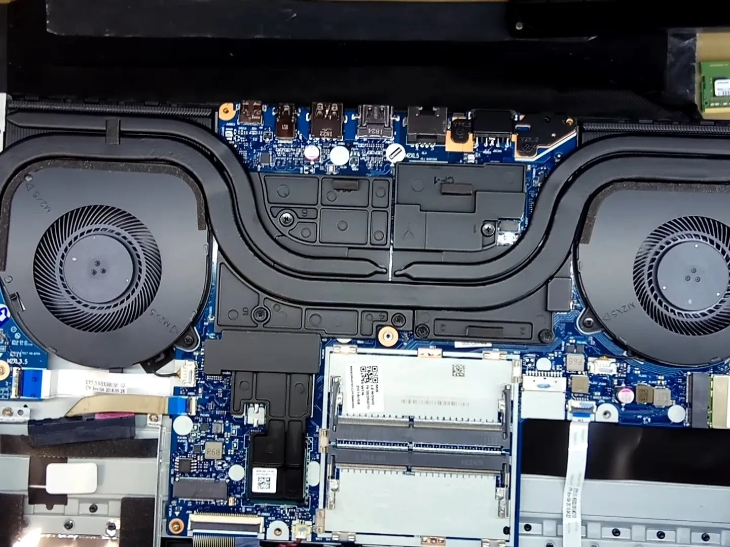 Lenovo Legion Y530 Unboxing Quick Teardown: шаг 2, изображение 3 из 3