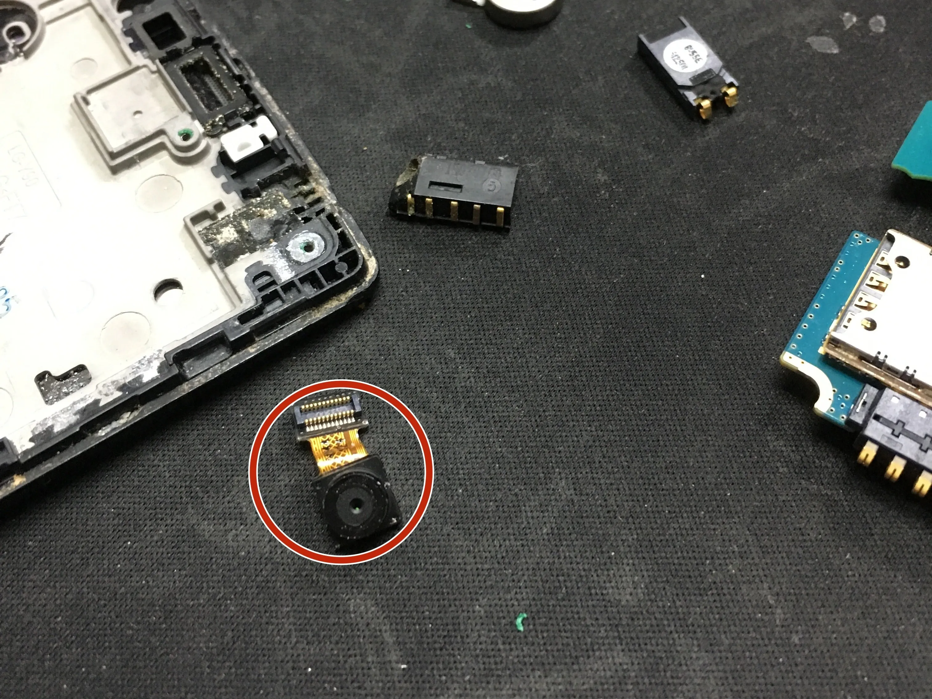 LG Y90 Teardown: шаг 8, изображение 2 из 2