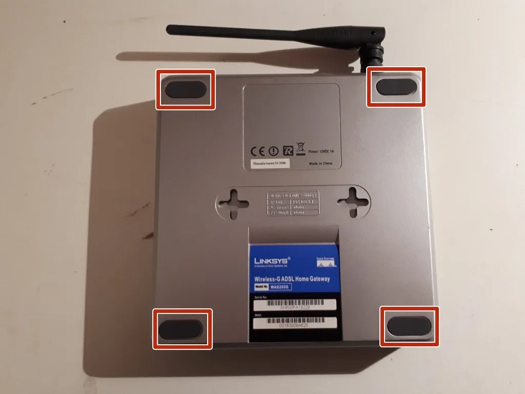 Разбор Linksys WAG200G, открываем роутер: шаг 1, изображение 1 из 2