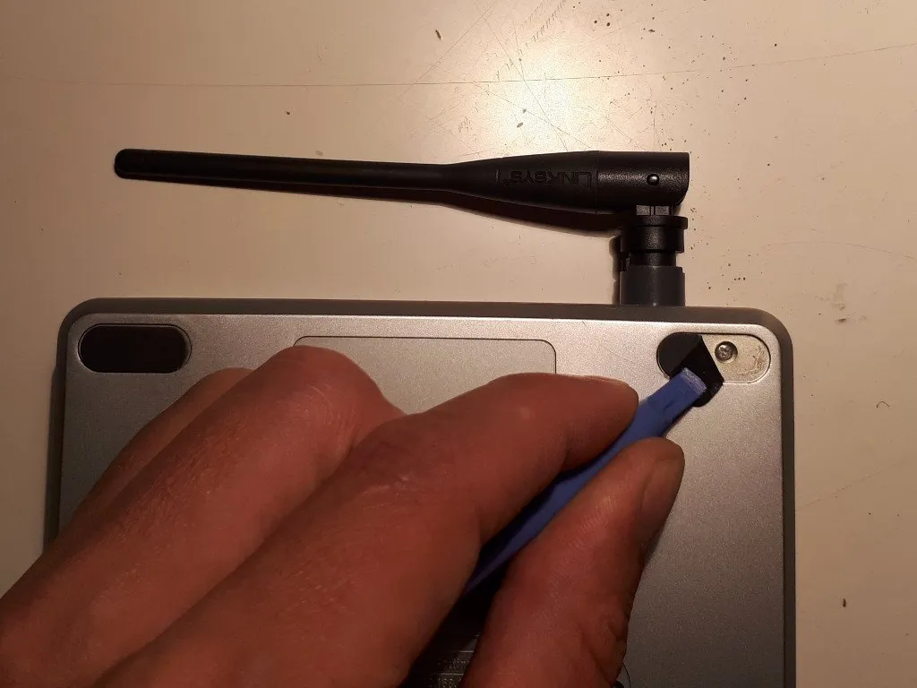 Разборка Linksys WAG200G, открываем маршрутизатор: шаг 1, изображение 2 из 2