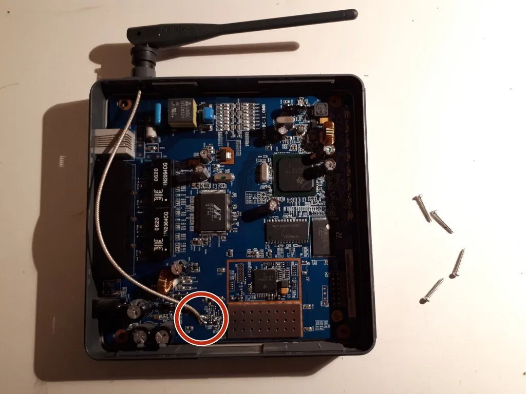 Linksys WAG200G Teardown, извлечение антенны: шаг 2, изображение 1 из 2