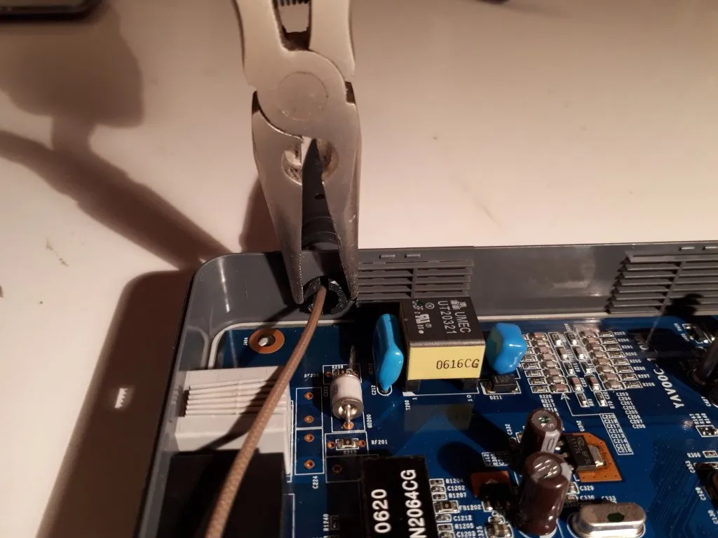 Linksys WAG200G Разборка, извлечение антенны: шаг 2, изображение 2 из 2