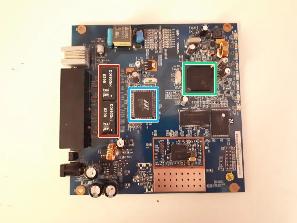 Разборка Linksys WAG200G, извлечение платы из корпуса: шаг 3, изображение 1 из 1