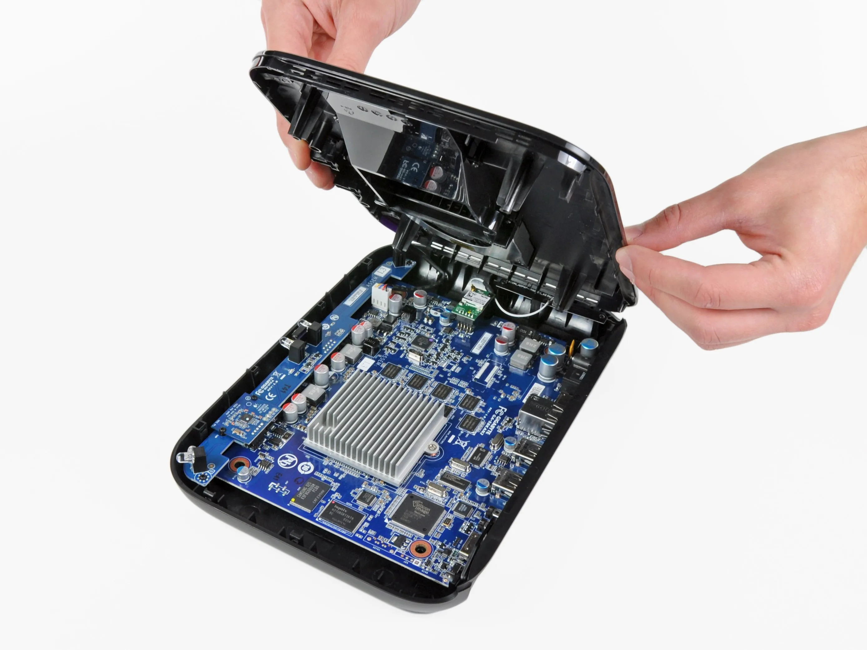 Logitech Revue Teardown: шаг 5, изображение 1 из 3