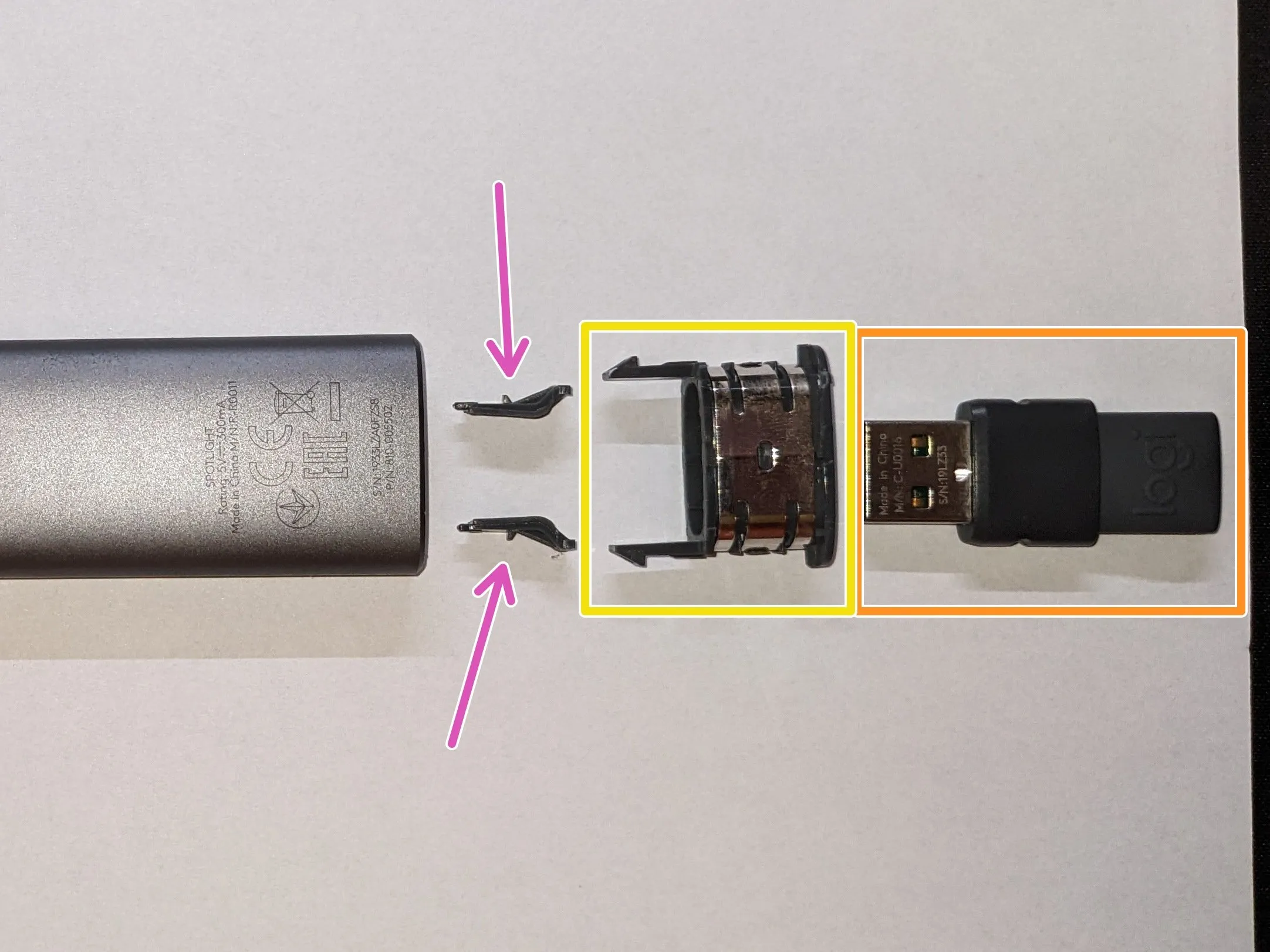 Logitech Spotlight Teardown, удаление удерживающего зажима USB-ключа: шаг 3, изображение 1 из 1