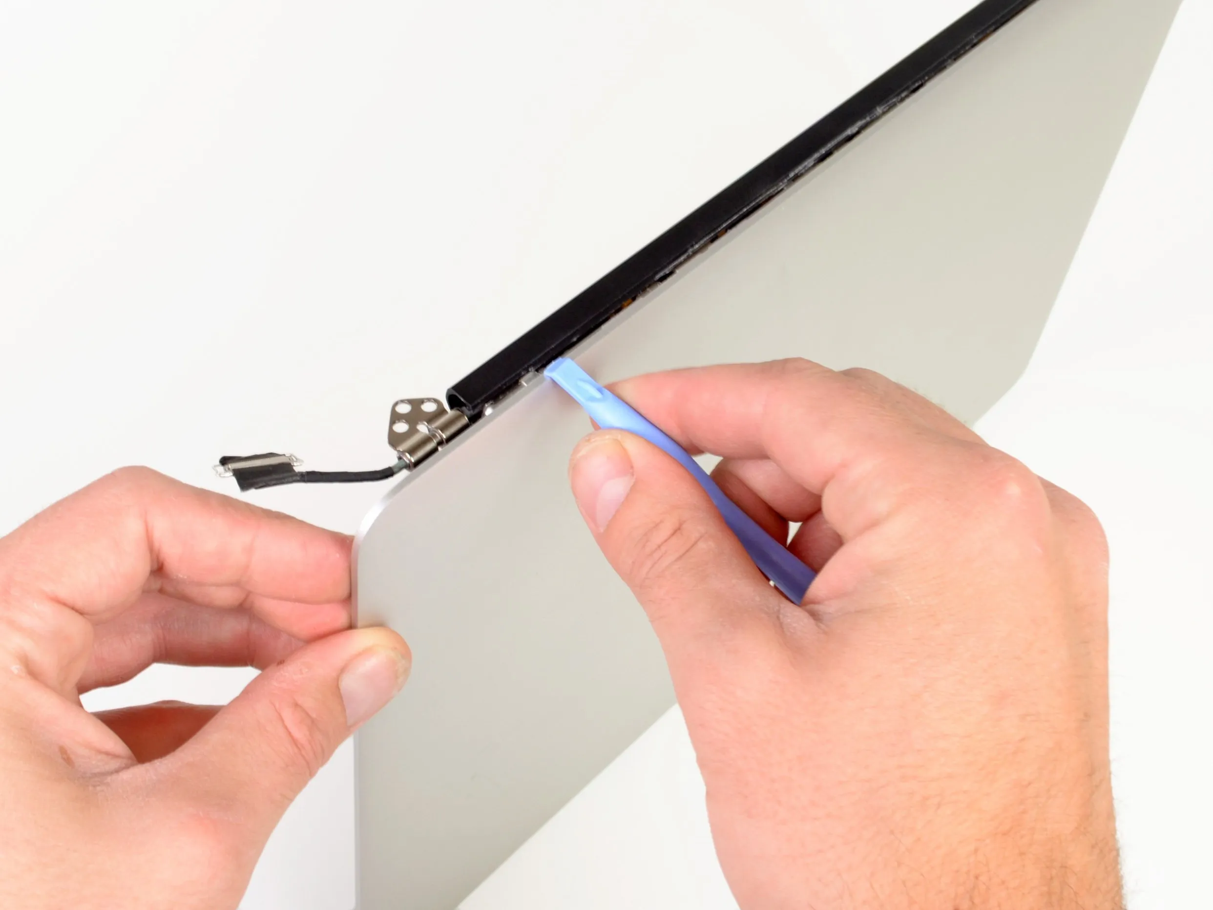 Разбор MacBook Pro Retina Display: шаг 3, изображение 1 из 2