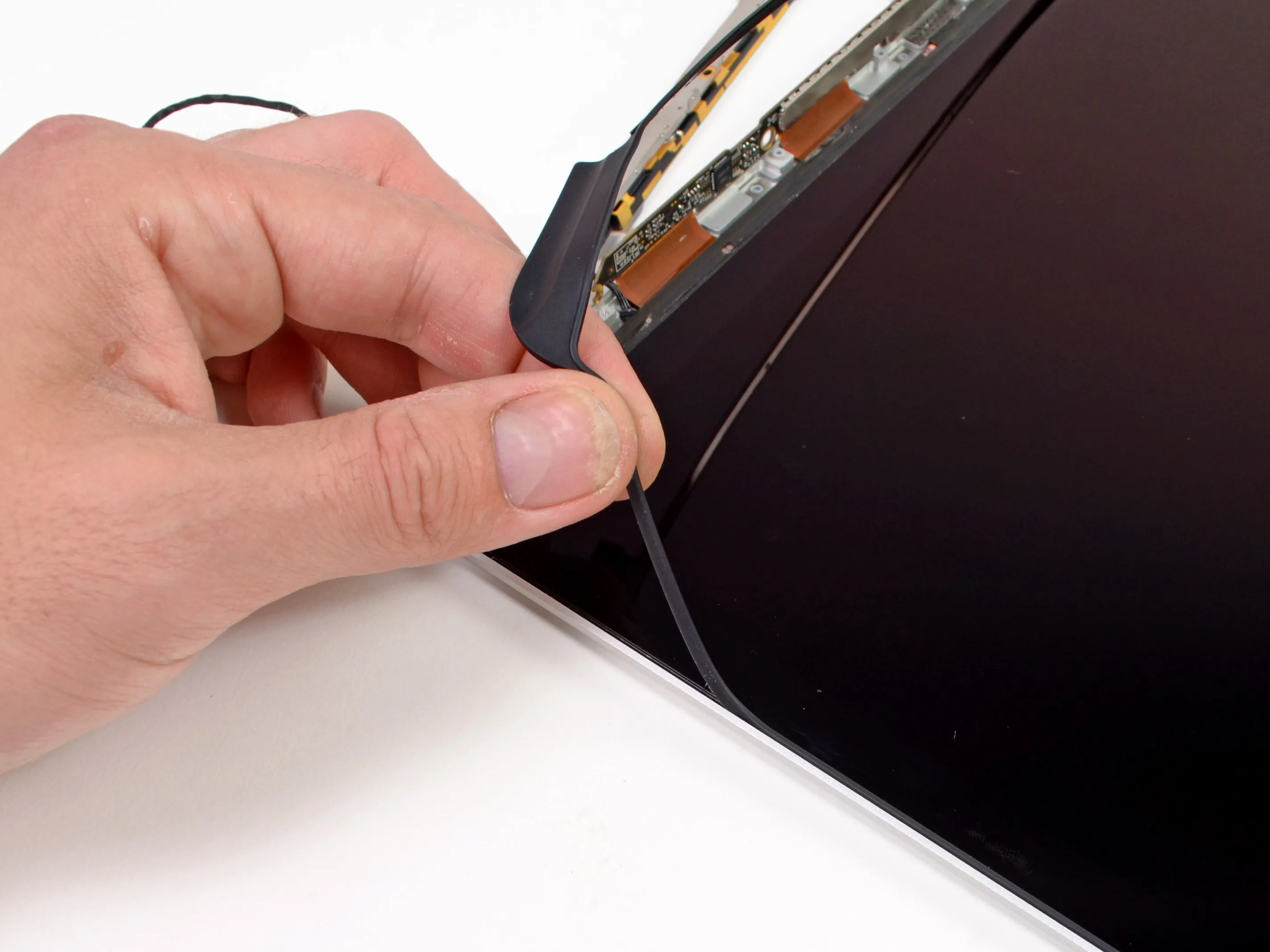 Разборка дисплея MacBook Pro Retina: шаг 6, изображение 1 из 3