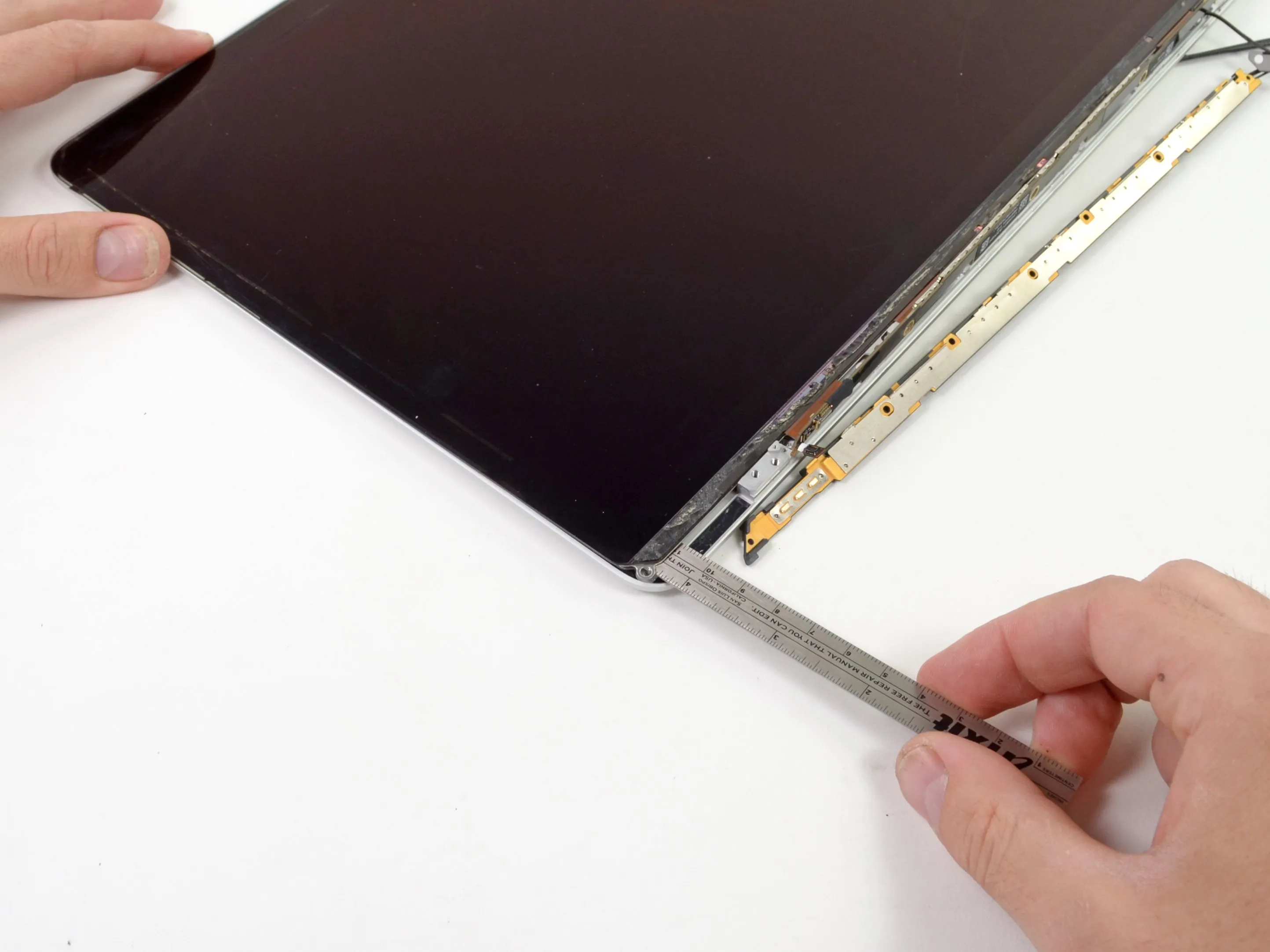 Разбор MacBook Pro Retina Display: шаг 8, изображение 1 из 3